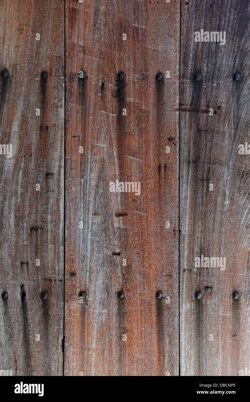 Detail der verwitterten Holzplanken mit rostige Nägel Stockfoto