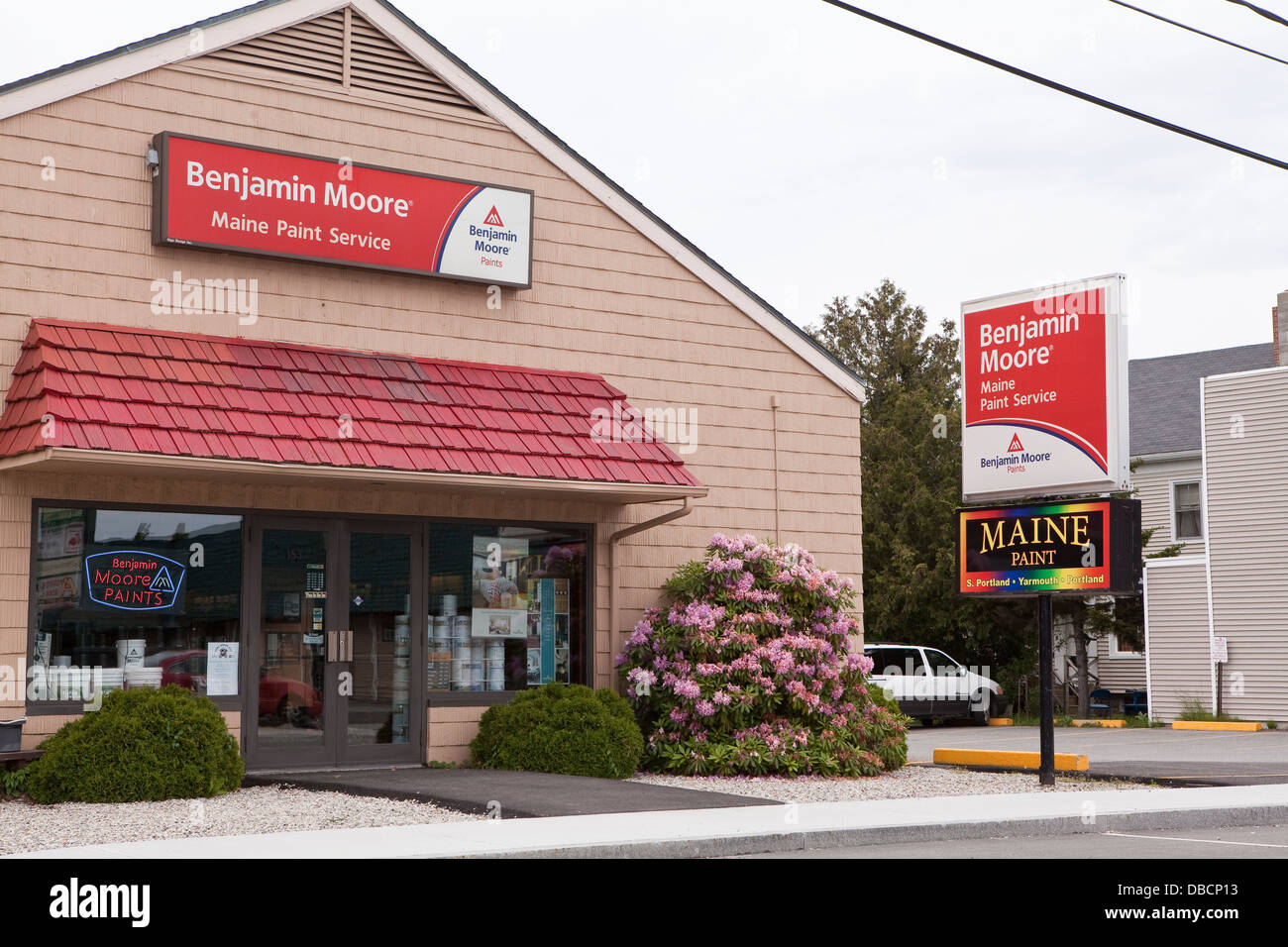 Abgebildet ist ein Benjamin Moore Store in South Portland, Maine Stockfoto