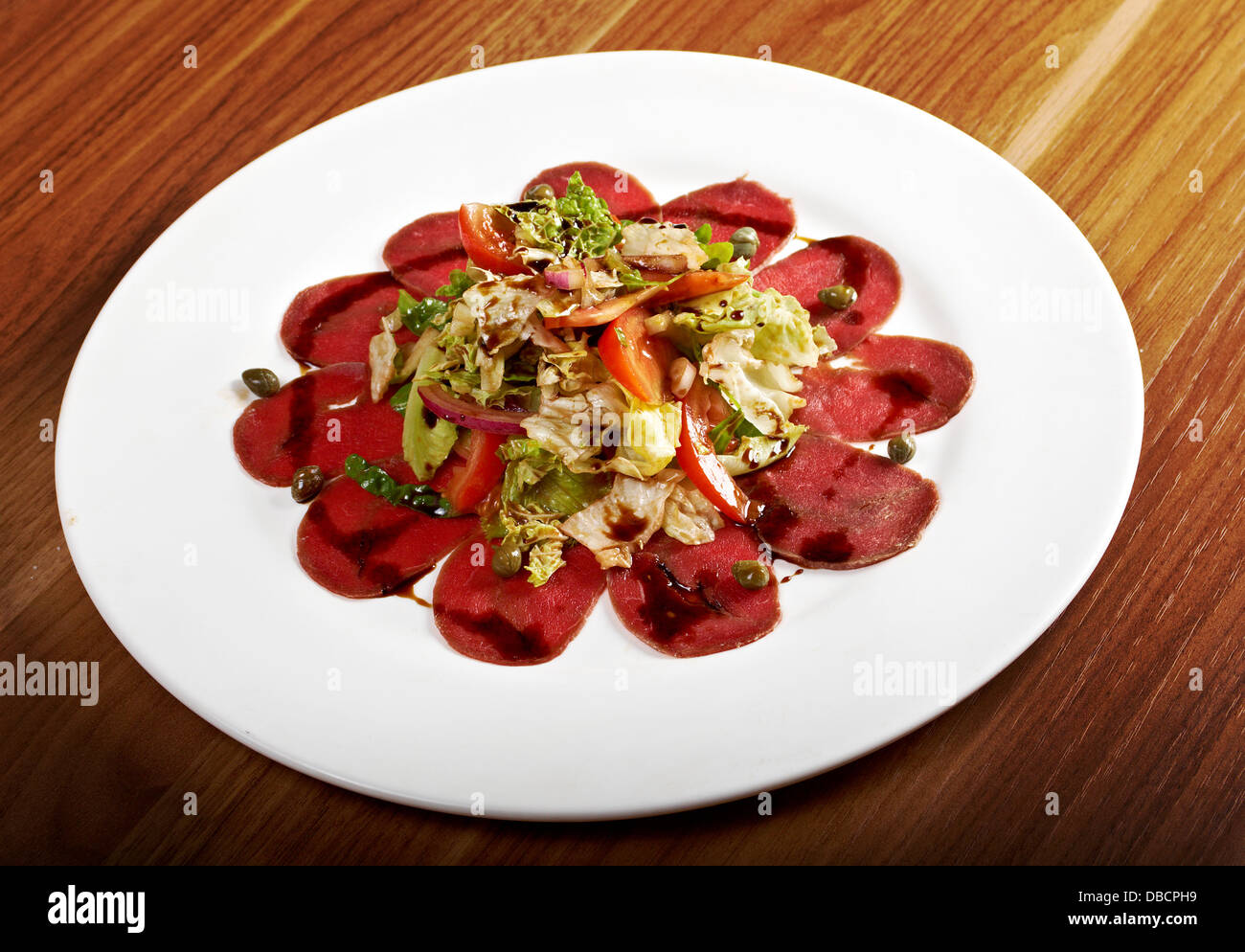 Rindercarpaccio mit vegetable.shallow DOF Stockfoto