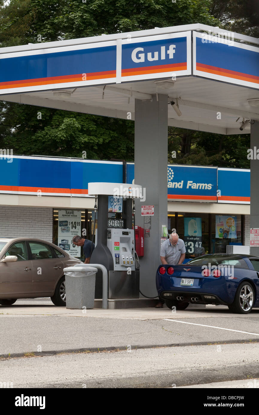Abgebildet ist eine Golf-Tankstelle in Maine Stockfoto