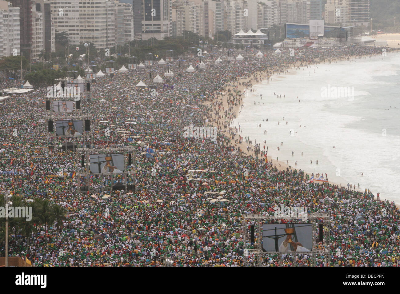 Strand der Copacabana, Rio De Janeiro, Brasilien. 28. Juli 2013. Pilger besuchen die Lieferung Masse unter dem Vorsitz von Papst Francis auf dem Campus Fidei des World Youth Day 2013. 3 Millionen Menschen gelten als teilgenommen haben. Konzerte und Zeremonien wurden entlang des Strandes von 26 hochauflösende Bildschirme übertragen. Bildnachweis: Maria Adelaide Silva/Alamy Live-Nachrichten Stockfoto