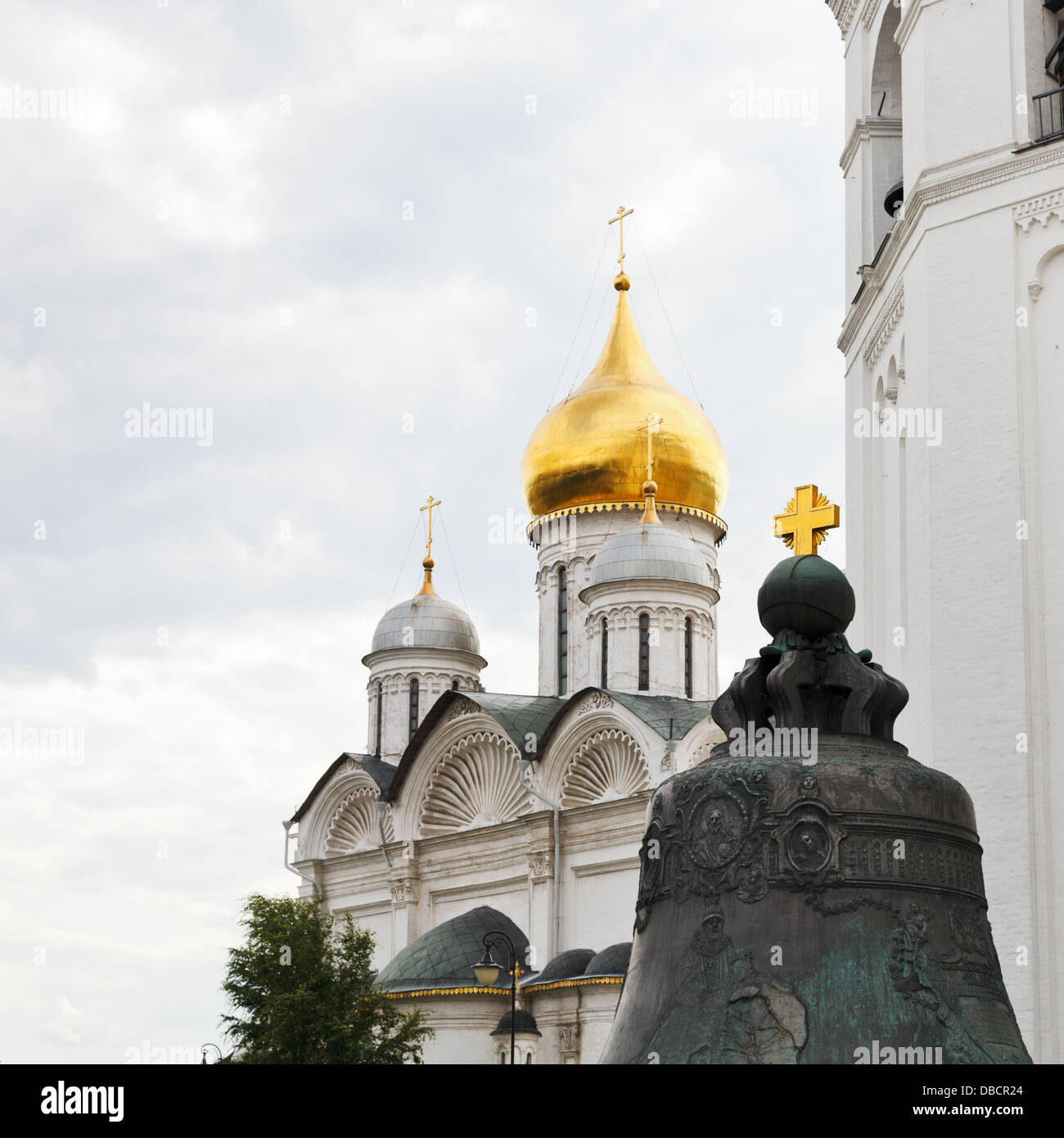 Goldenes Kreuz über Zarenglocke und Erzengel-Kathedrale im Moskauer Kreml Stockfoto