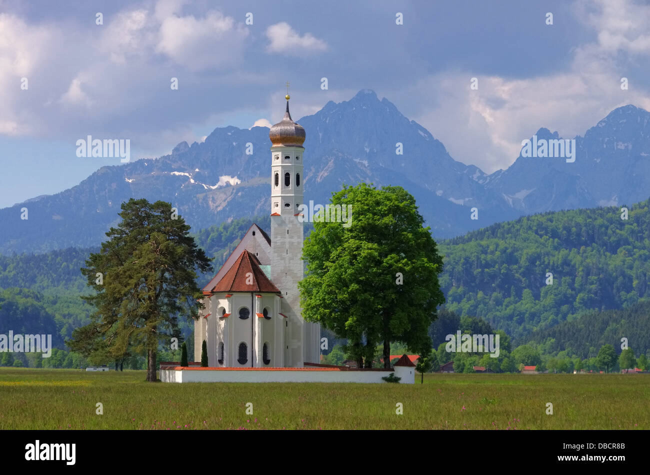 St. Coloman Mit Wiese - St. Colomann und Wiese 03 Stockfoto