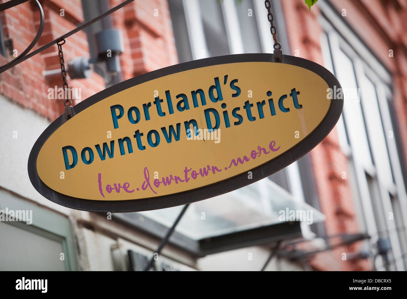 Ein Zeichen, das liest "Portland Downtown District Liebe. In der Innenstadt. Mehr "ist abgebildet in Portland, Maine Stockfoto