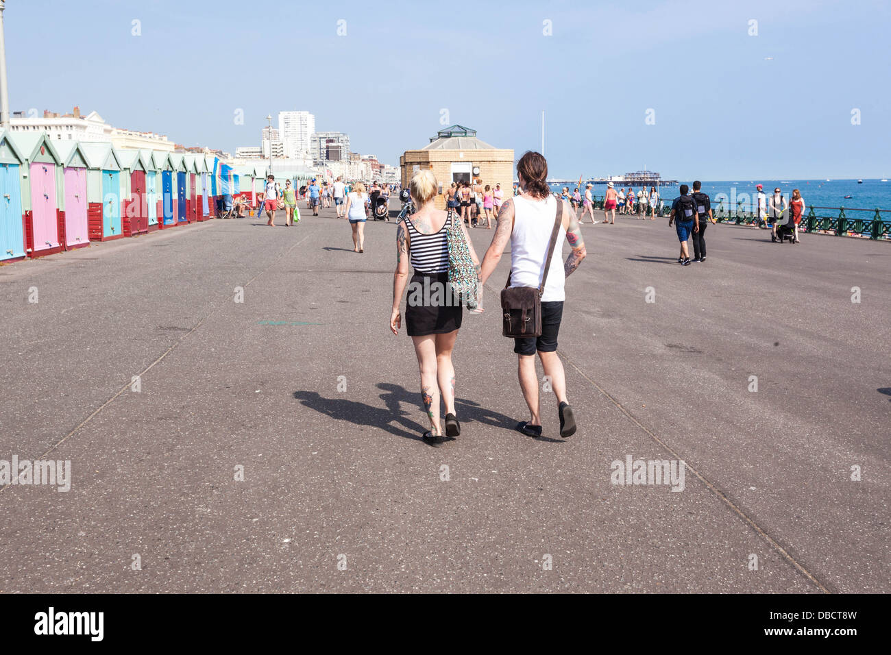 Fußgänger, ein Spaziergang entlang der Strandpromenade, Brighton, England, UK Stockfoto