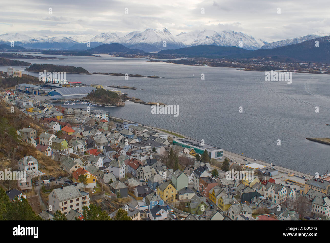 Malerische Aussicht auf Alesund, wissen für seine Jugendstil-Architektur, die umliegenden Fjorde und hohen Gipfeln der Alpen Sunnmoere Stockfoto
