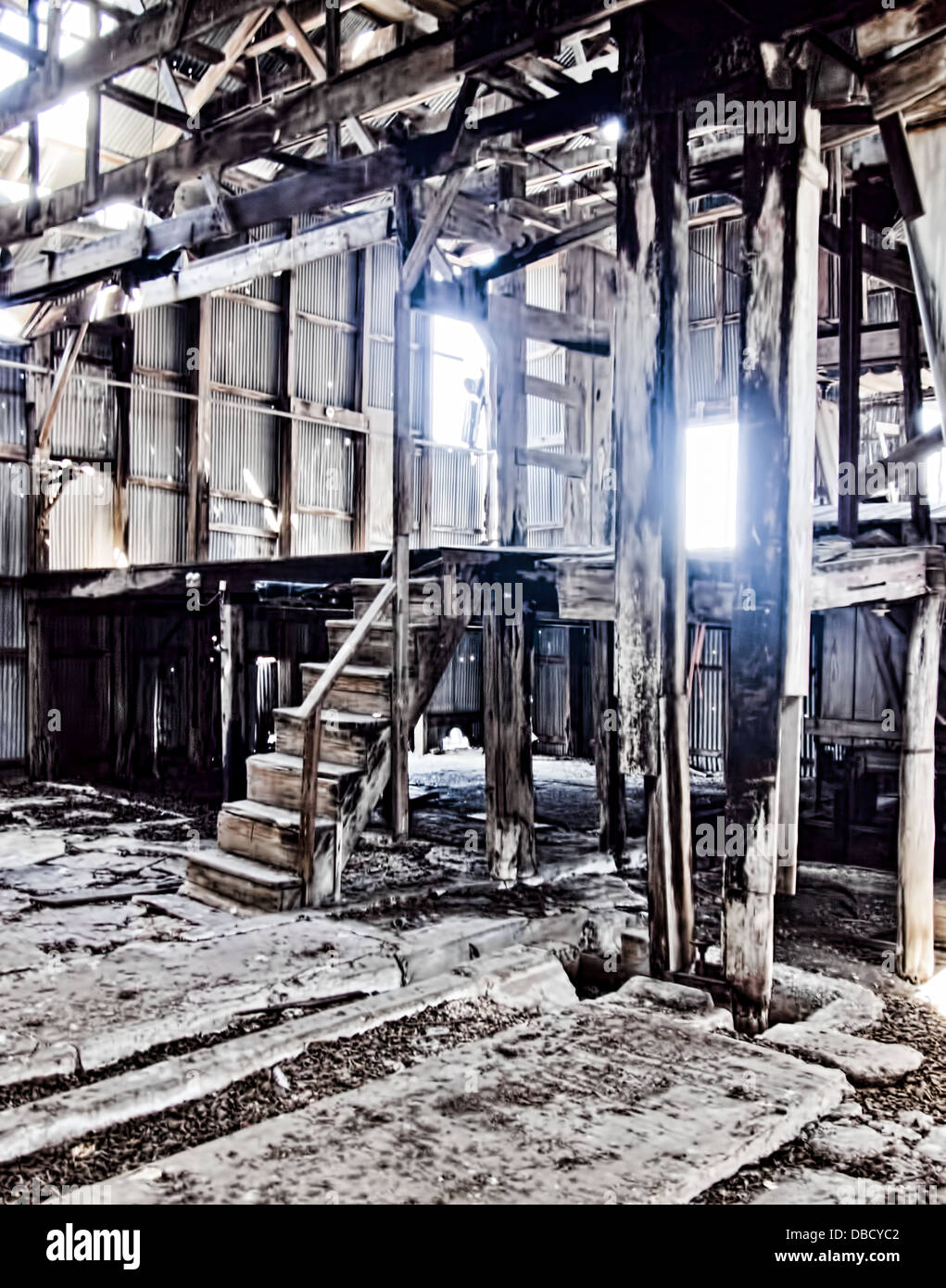 Scheune Gebäude Junk-haunted hellem Holz zu verlassen Stockfoto