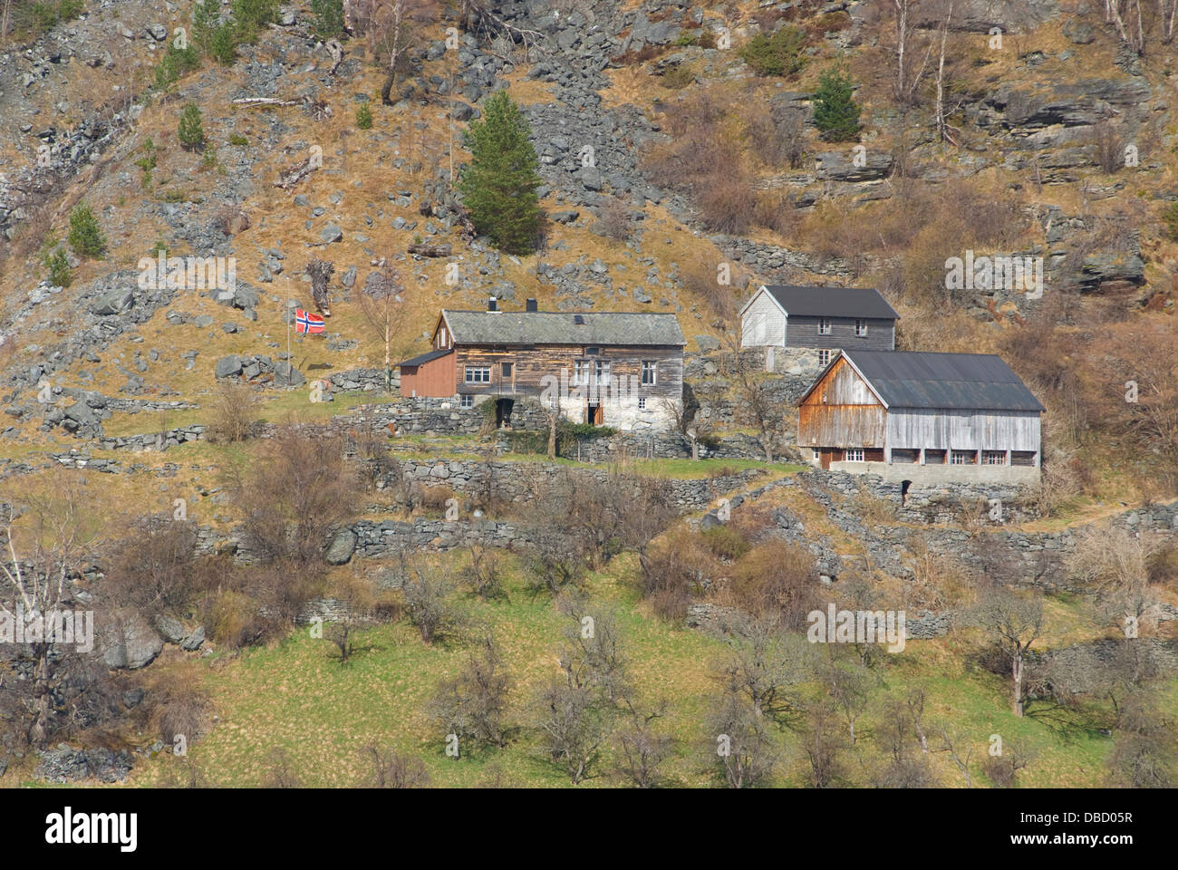 Übergeben einen abgelegenen Bauernhof im engen Geiranger Fjord. Die Farm kann während der Sommerzeit nur per Boot erreicht werden Stockfoto