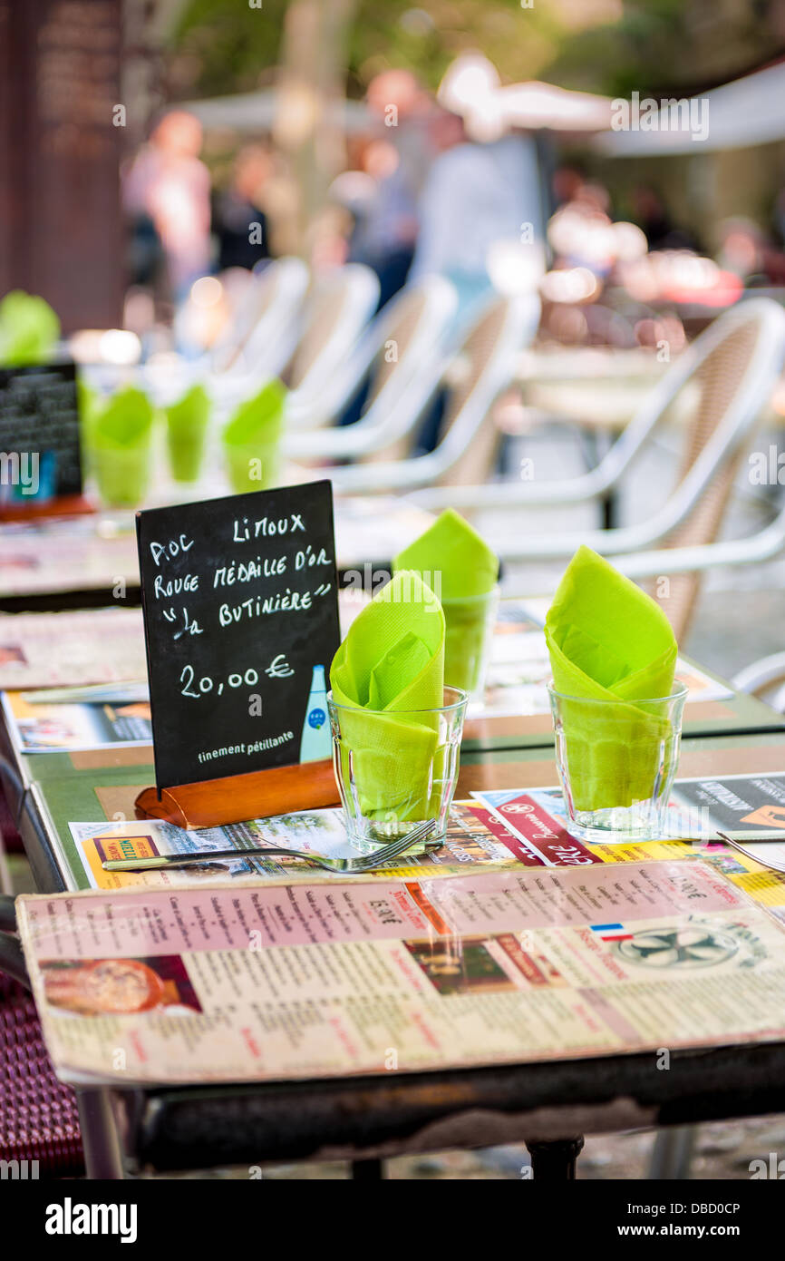 Die leeren Tische draußen ein kleines französisches Bistro in der Stadt Carcassonne warten auf ihren nächsten Kunden. Stockfoto