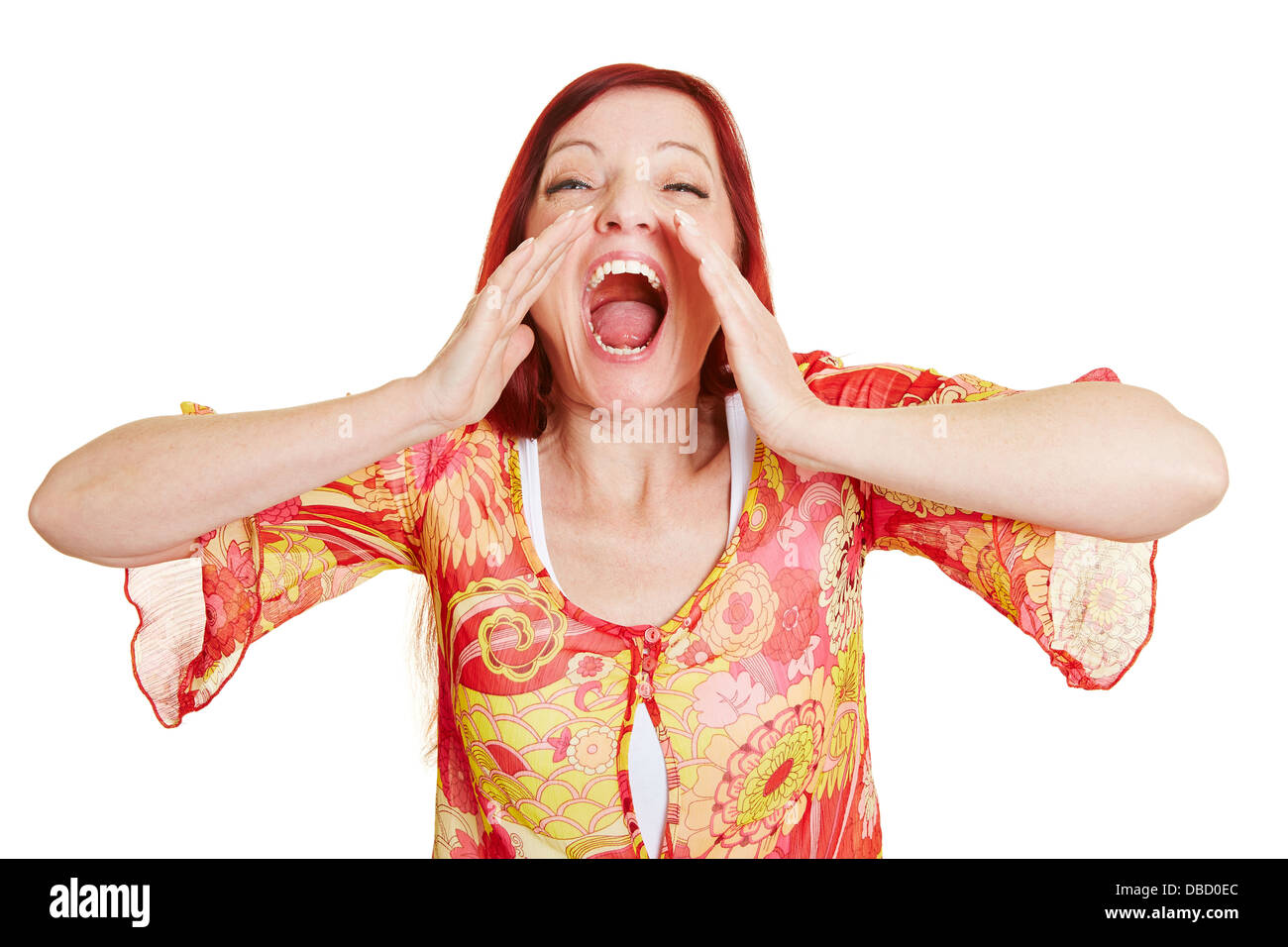 Wütend best Ager-Frau mit Händen an den Mund laut zu schreien Stockfoto