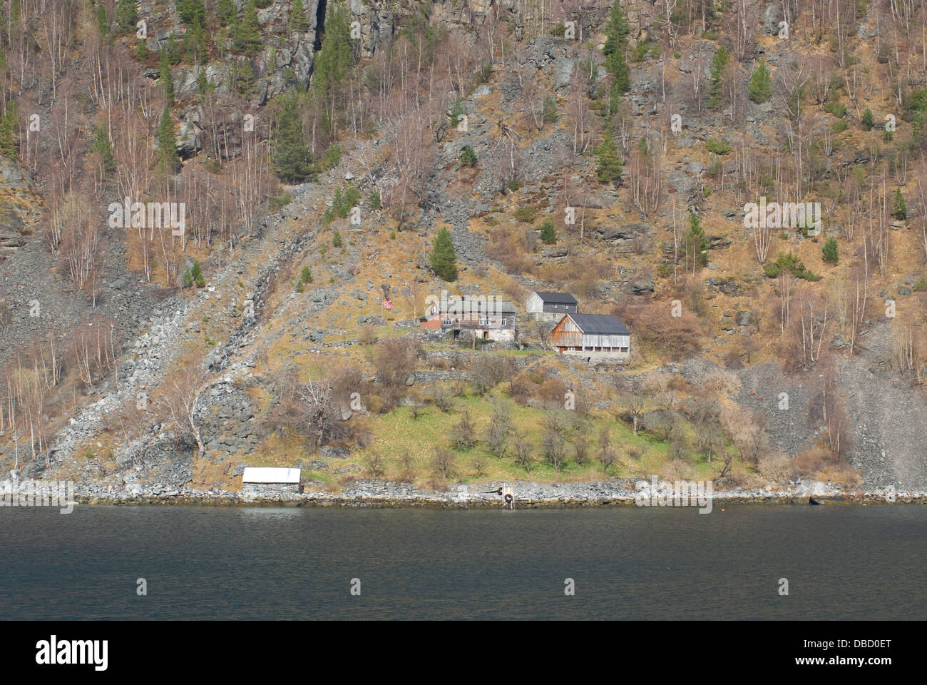 Übergeben einen abgelegenen Bauernhof im engen Geiranger Fjord. Die Farm kann während der Sommerzeit nur per Boot erreicht werden Stockfoto