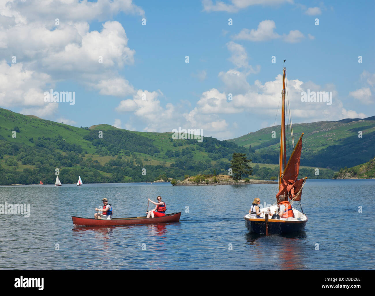 Kanu und Segeln Boot auf Ullswater, Nationalpark Lake District, Cumbria, England UK Stockfoto