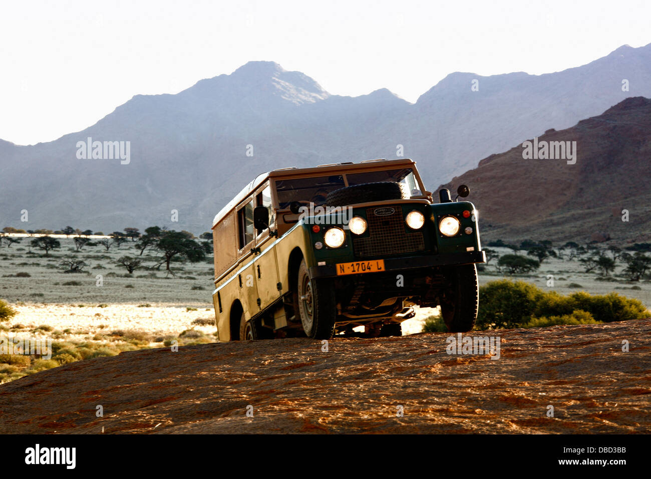 Off-Road in einer alten Serie 3 Land Rover auf einem Whaleback aus der D707 zwischen Tiras Bergen und Dünen der Namib-Naukluft. Stockfoto