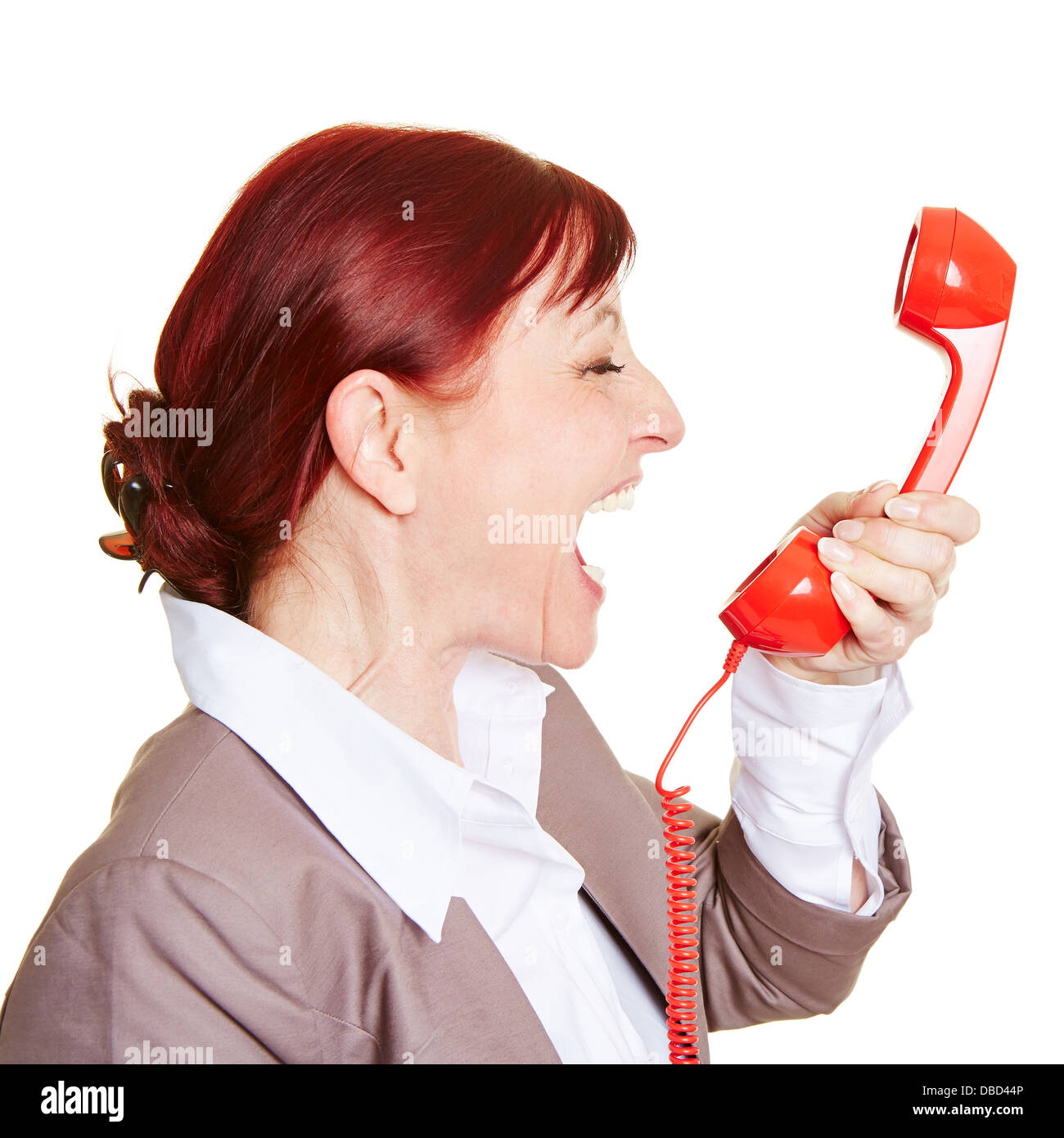 Wütend Business-Frau in einem roten Telefonhörer laut zu schreien Stockfoto