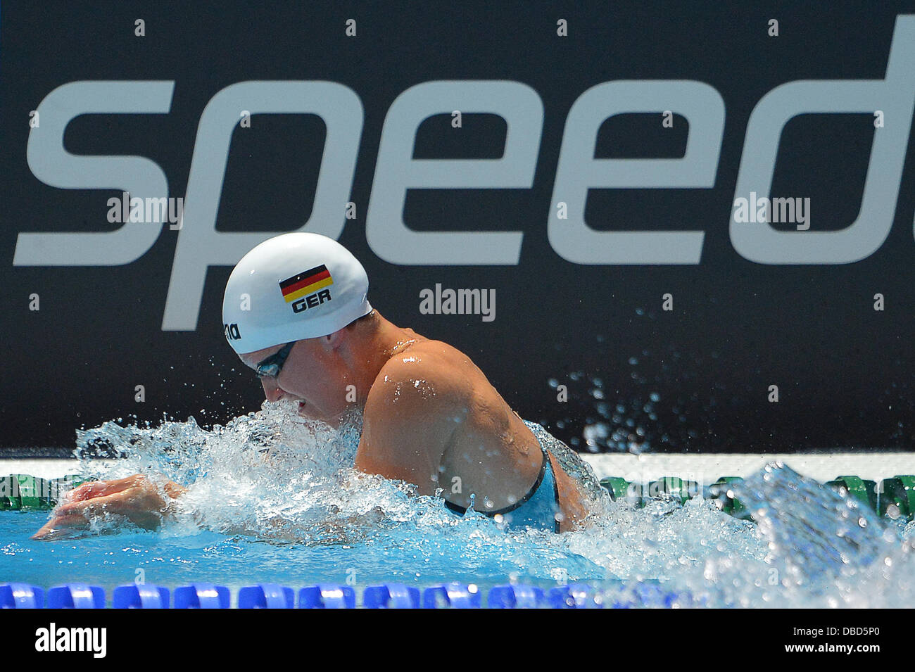 Barcelona, Spanien. 29. Juli 2013. Caroline Ruhnau Deutschland schwimmt während der Frauen 100m Brustschwimmen Präliminarien der Schwimmwettbewerb der 15. FINA schwimmen WM im Palau Sant Jordi Arena in Barcelona, Spanien, 29. Juli 2013. Foto: David Ebener/Dpa/Alamy Live News Stockfoto