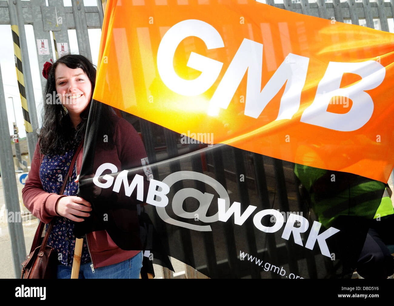 Ein GMB Union Rep in Brighton und Hove City Council auf die Streikposten während eines einwöchigen Streiks über vorgeschlagene Lohnkürzungen. Stockfoto