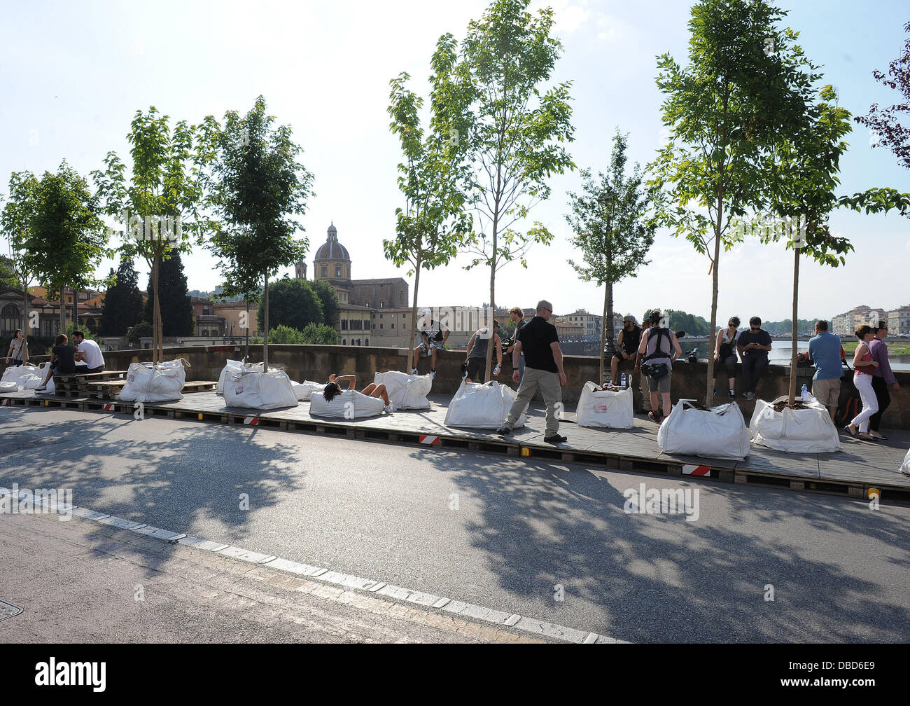 Paul 'Pauly D' DelVecchio, Vinny Guadagnino und Jenni "JWoww" Farley Jersey Shore Cast-Mitglieder genießen eine improvisierte Sonnenbad auf der berühmten Brücke Ponte Sankt Trinita Florenz, Italien - 21.05.11 Stockfoto
