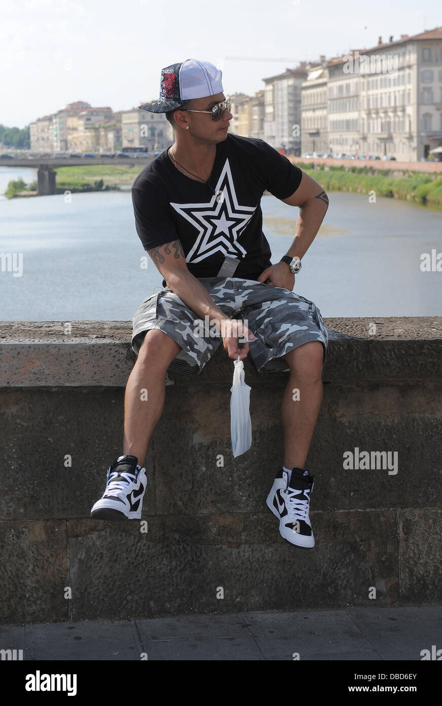Paul 'Pauly D' DelVecchio Jersey Shore Cast-Mitglieder genießen eine improvisierte Sonnenbad auf der berühmten Brücke Ponte Sankt Trinita Florenz, Italien - 21.05.11 Stockfoto