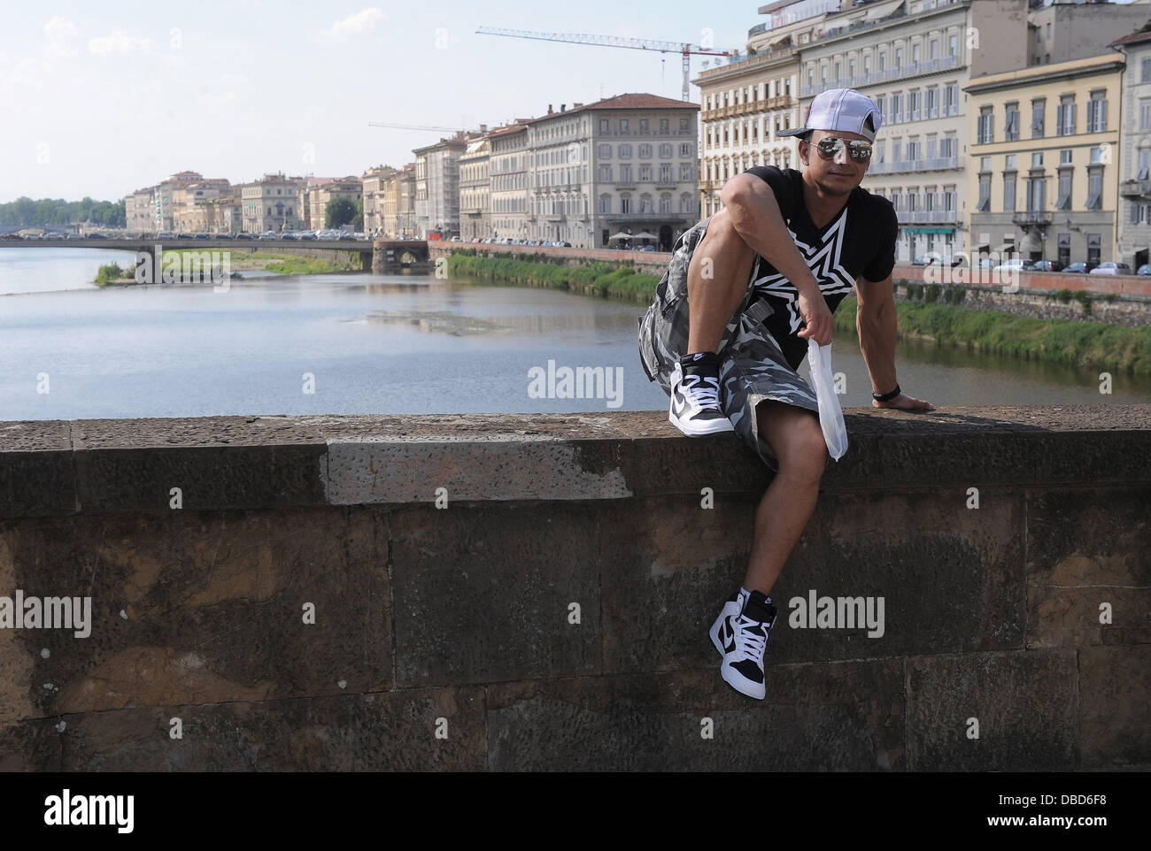 Paul 'Pauly D' DelVecchio Jersey Shore Cast-Mitglieder genießen eine improvisierte Sonnenbad auf der berühmten Brücke Ponte Sankt Trinita Florenz, Italien - 21.05.11 Stockfoto