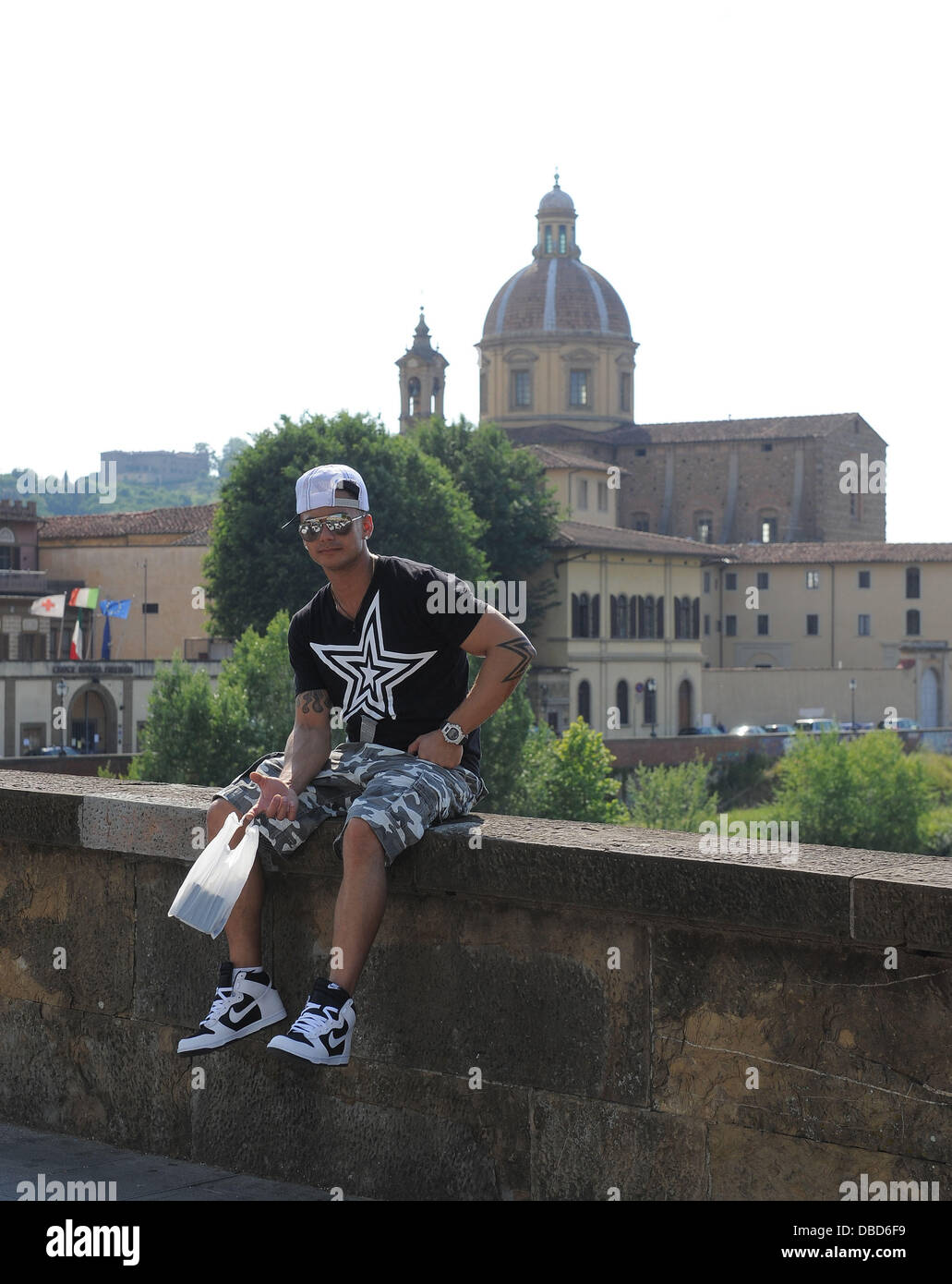 Paul 'Pauly D' DelVecchio Jersey Shore Cast-Mitglieder genießen eine improvisierte Sonnenbad auf der berühmten Brücke Ponte Sankt Trinita Florenz, Italien - 21.05.11 Stockfoto