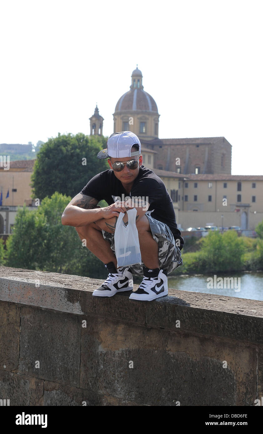 Paul 'Pauly D' DelVecchio Jersey Shore Cast-Mitglieder genießen eine improvisierte Sonnenbad auf der berühmten Brücke Ponte Sankt Trinita Florenz, Italien - 21.05.11 Stockfoto