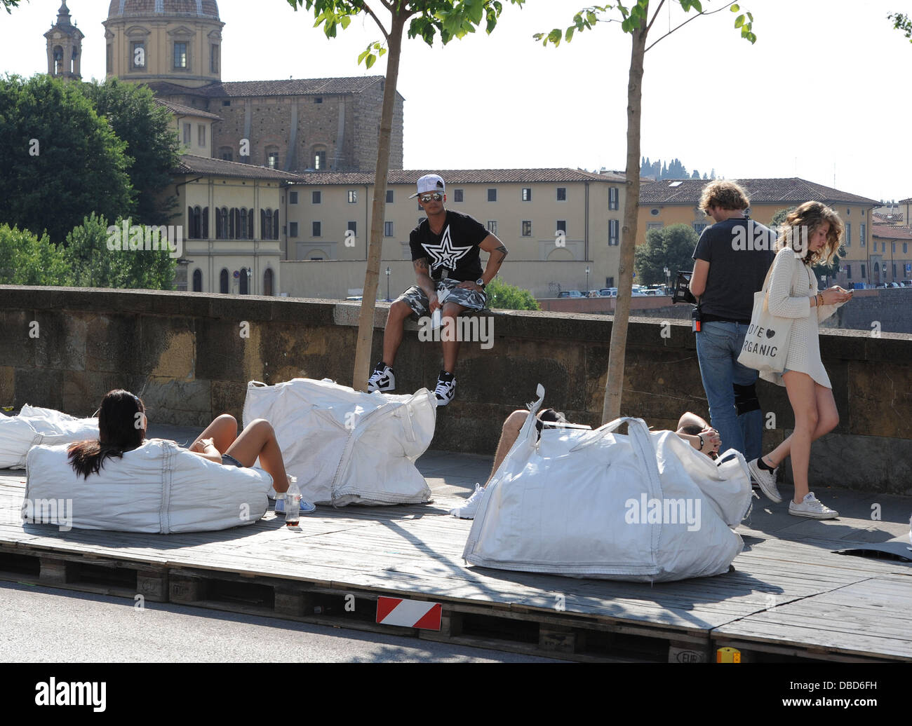 Paul 'Pauly D' DelVecchio, Vinny Guadagnino und Jenni "JWoww" Farley Jersey Shore Cast-Mitglieder genießen eine improvisierte Sonnenbad auf der berühmten Brücke Ponte Sankt Trinita Florenz, Italien - 21.05.11 Stockfoto