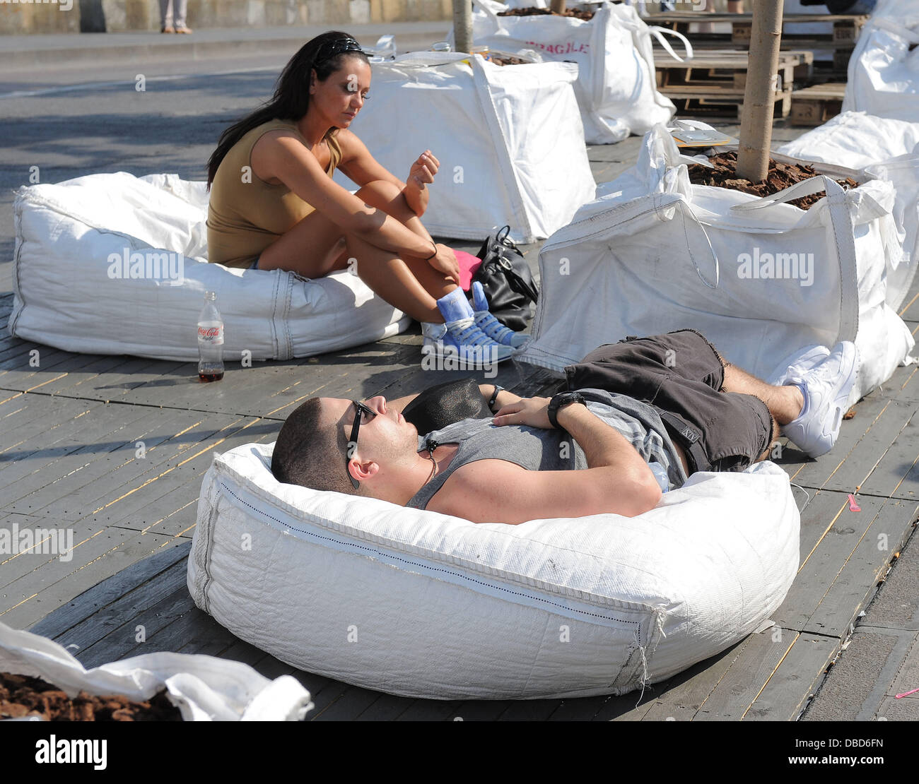 Paul 'Pauly D' DelVecchio, Vinny Guadagnino und Jenni "JWoww" Farley Jersey Shore Cast-Mitglieder genießen eine improvisierte Sonnenbad auf der berühmten Brücke Ponte Sankt Trinita Florenz, Italien - 21.05.11 Stockfoto