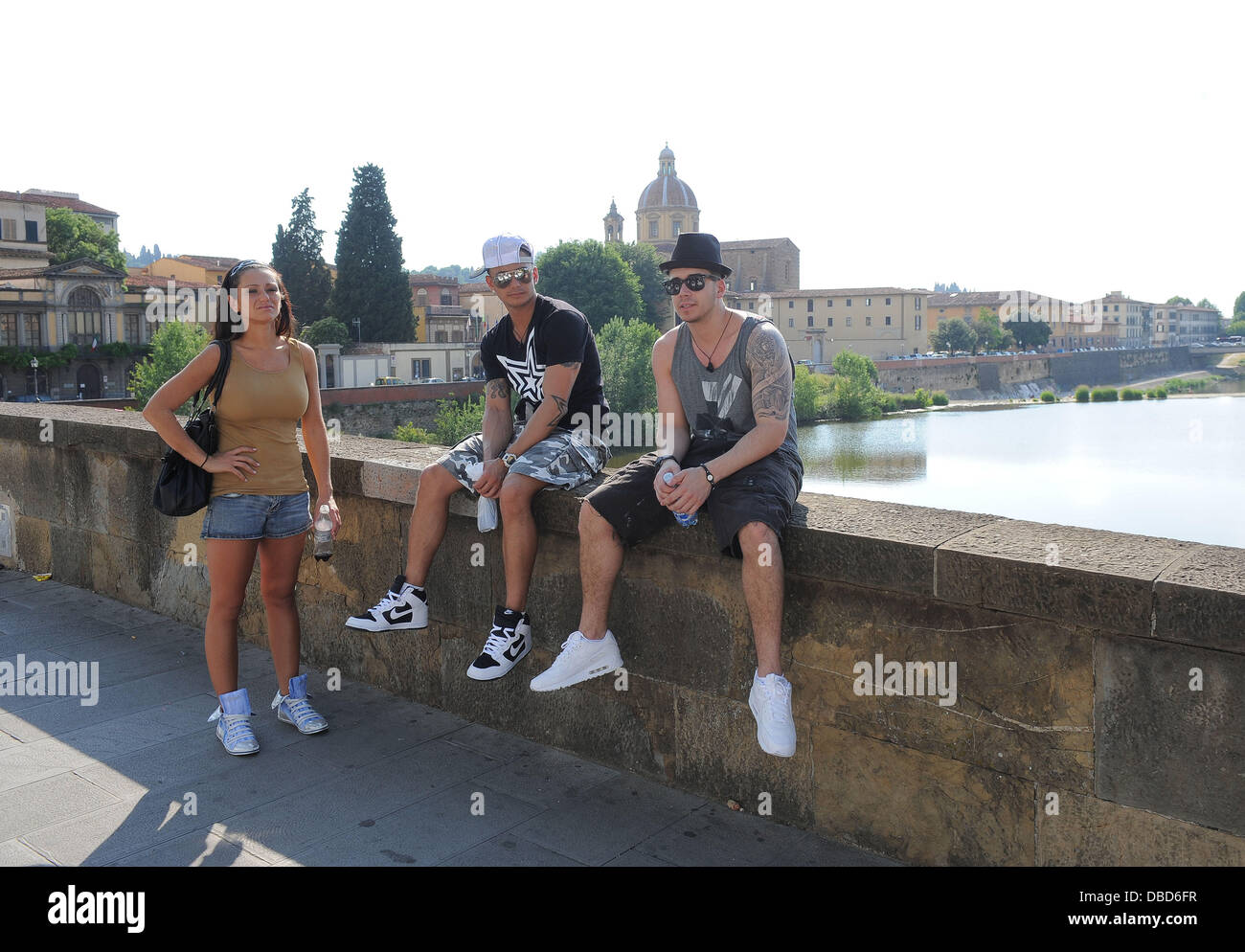 Paul 'Pauly D' DelVecchio, Vinny Guadagnino und Jenni "JWoww" Farley Jersey Shore Cast-Mitglieder genießen eine improvisierte Sonnenbad auf der berühmten Brücke Ponte Sankt Trinita Florenz, Italien - 21.05.11 Stockfoto