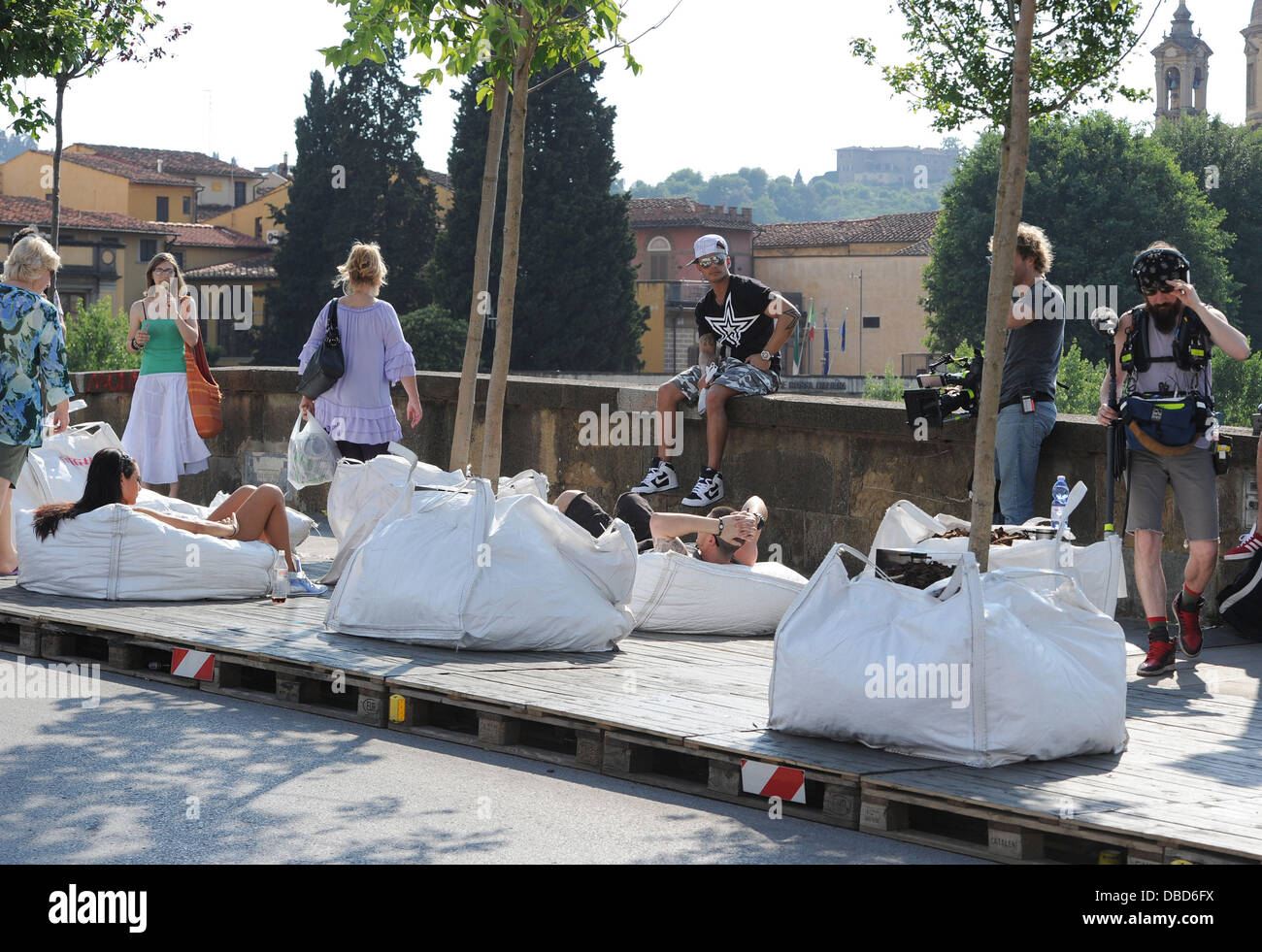 Paul 'Pauly D' DelVecchio, Vinny Guadagnino und Jenni "JWoww" Farley Jersey Shore Cast-Mitglieder genießen eine improvisierte Sonnenbad auf der berühmten Brücke Ponte Sankt Trinita Florenz, Italien - 21.05.11 Stockfoto