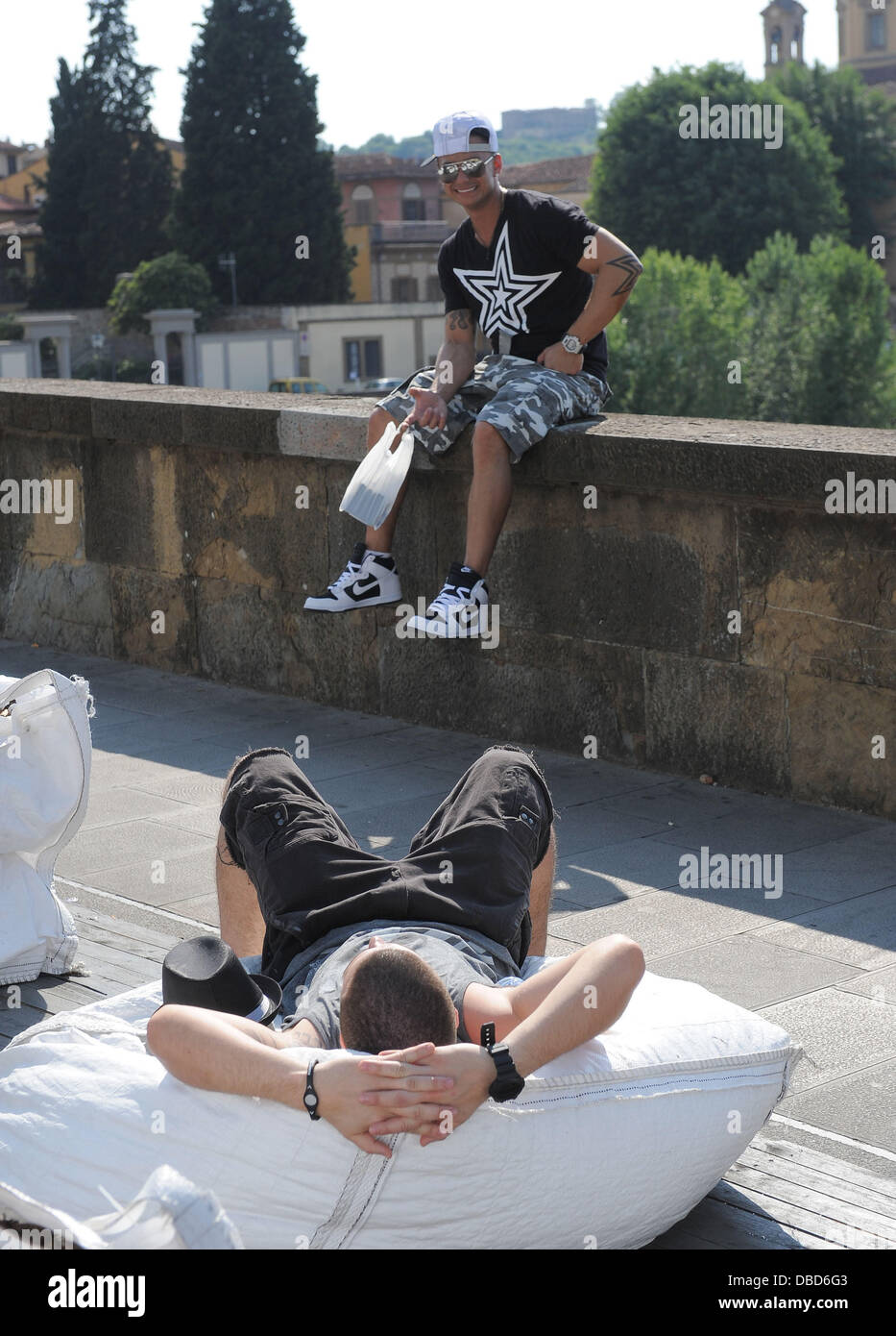 Paul 'Pauly D' DelVecchio und Vinny Guadagnino Jersey Shore Cast-Mitglieder genießen eine improvisierte Sonnenbad auf der berühmten Brücke Ponte Sankt Trinita Florenz, Italien - 21.05.11 Stockfoto