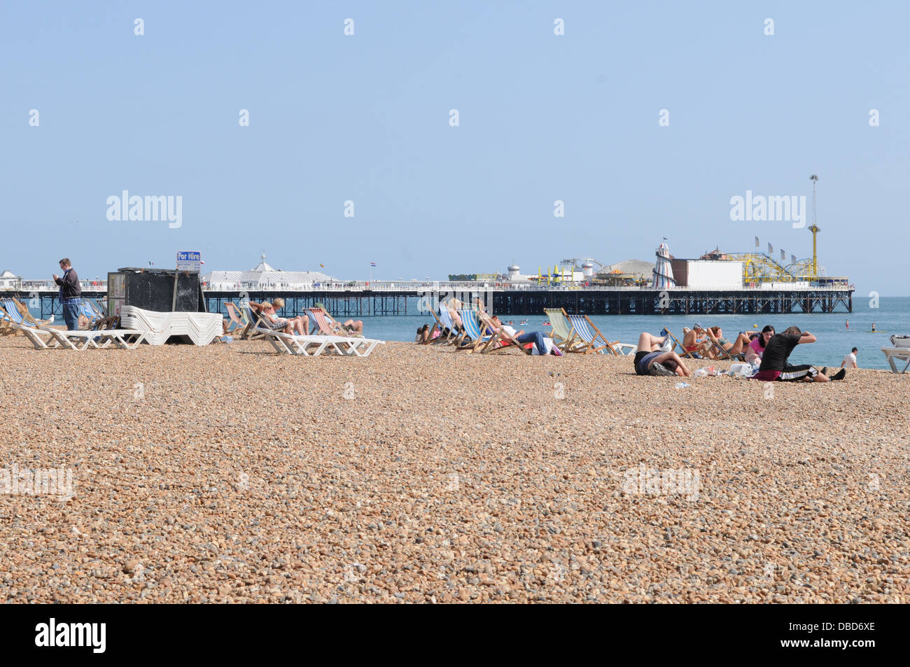 Brighton - Beachgoers genießen das warme Wetter am Strand von Brighton Stockfoto