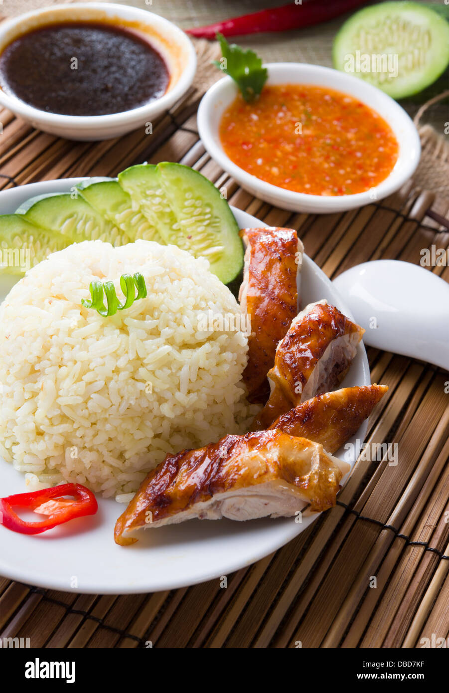 Singapur-Huhn mit Reis, traditionelle Singapurer Küche mit Gegenständen als Hintergrund Stockfoto
