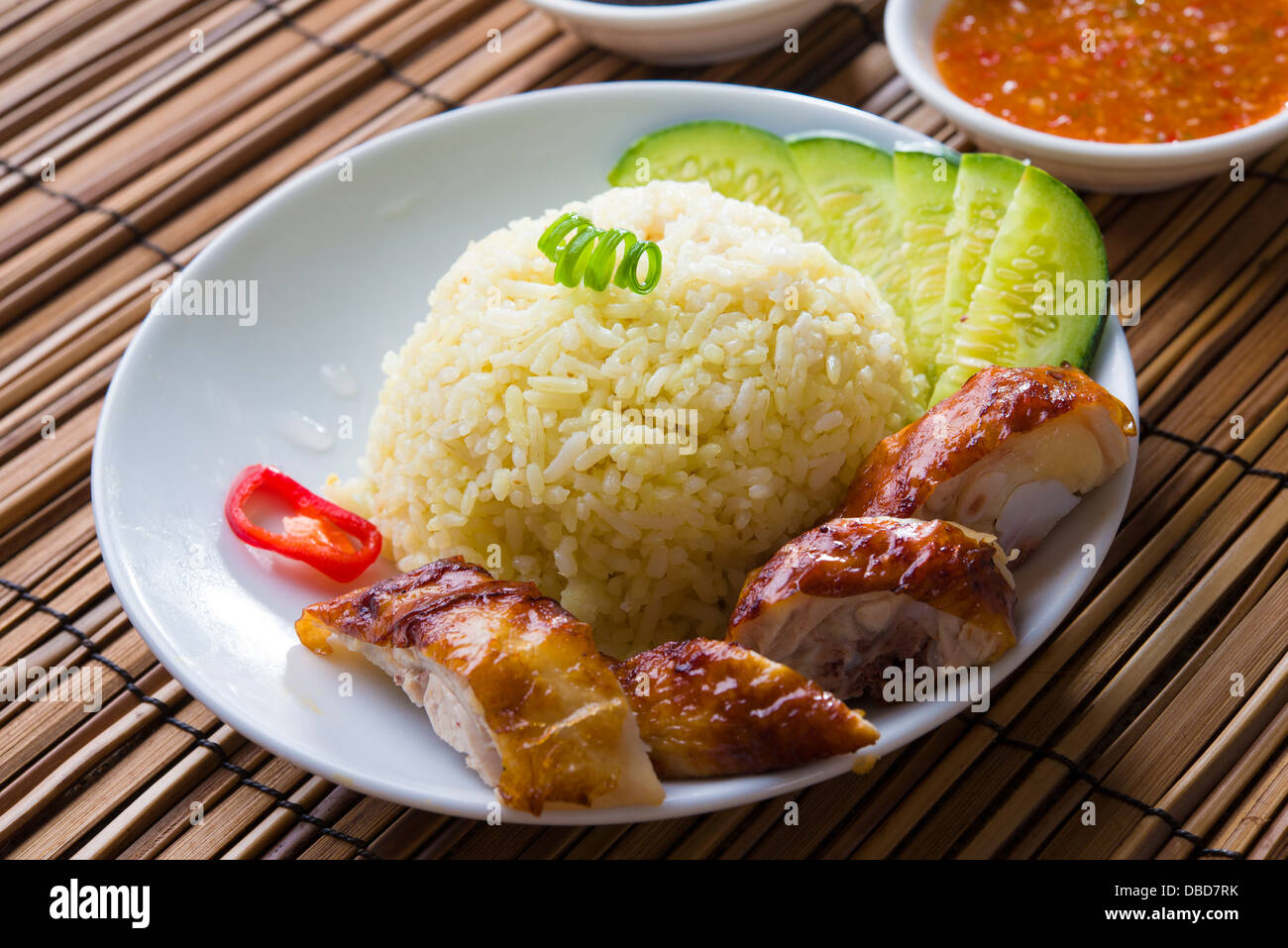 Singapur-Huhn mit Reis, traditionelle Singapurer Küche mit Gegenständen als Hintergrund Stockfoto