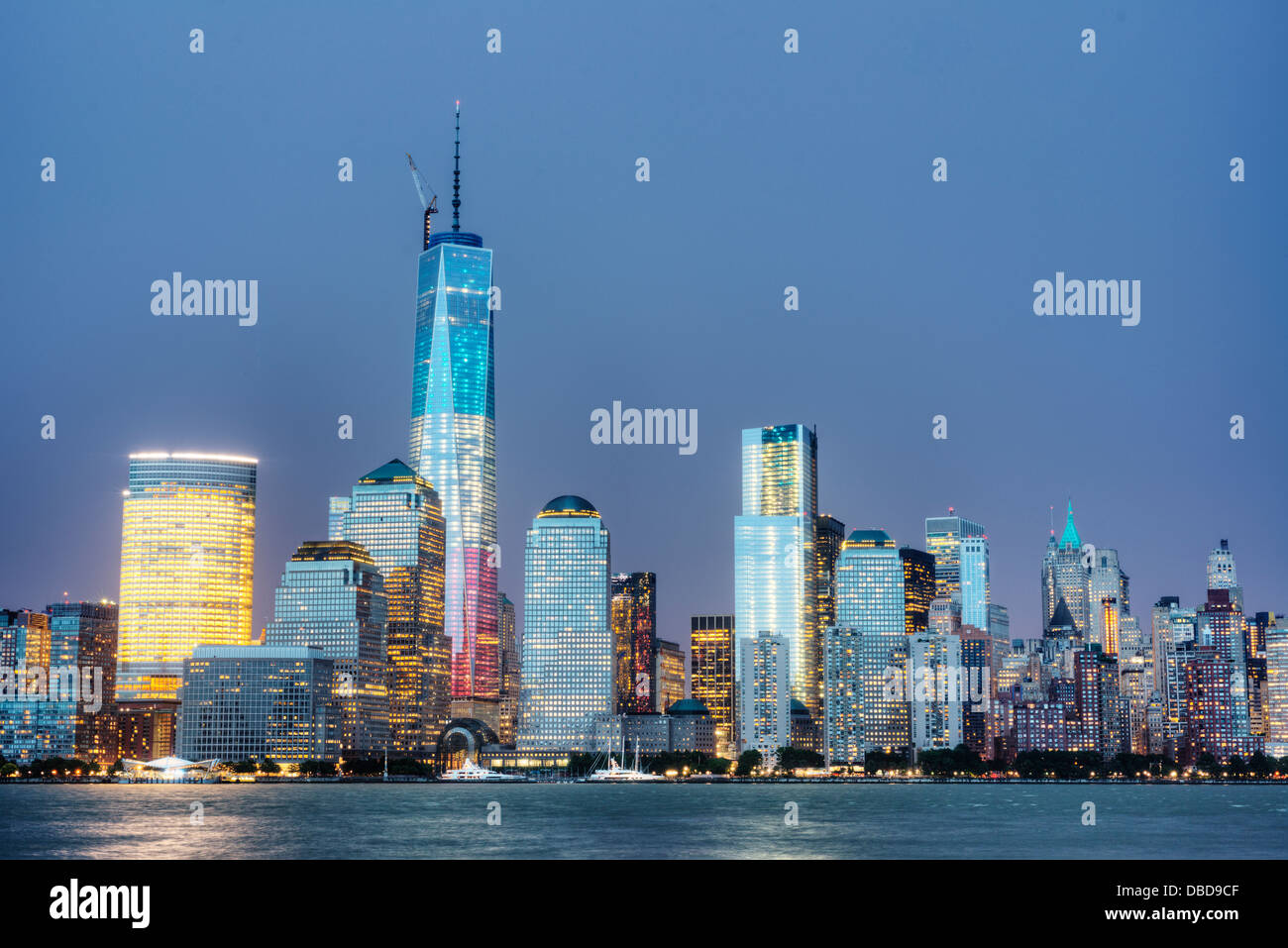 New York City bei Nacht mit Lichtern am 4. Juli. Stockfoto