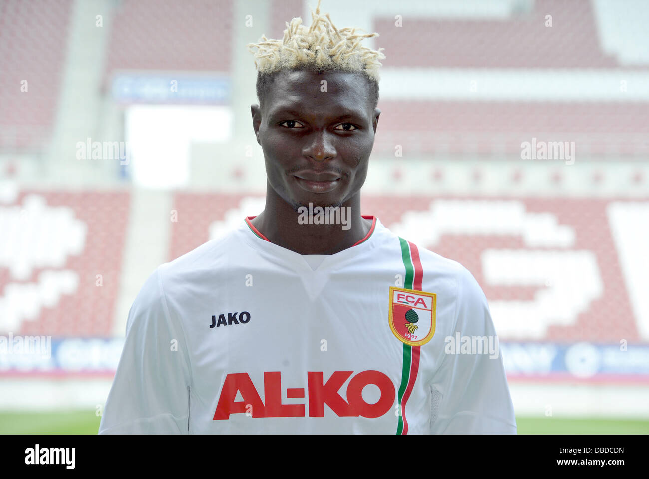 Fußball-Spieler Aristide Bance des deutschen Fußball-Bundesliga Club FC Augsburg bei den offiziellen Fototermin der Saison 2013 / 14 am 8. Juli 2013 in der SGL Arena in Augsburg (Bayern). Foto: Stefan Puchner/dpa Stockfoto