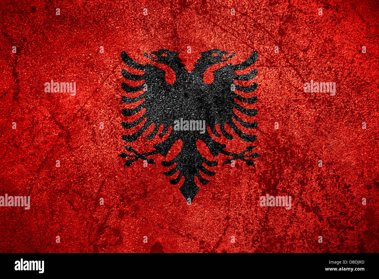 Flagge von Albanien oder Albanisch Banner auf grobe Metall Hintergrund Stockfoto