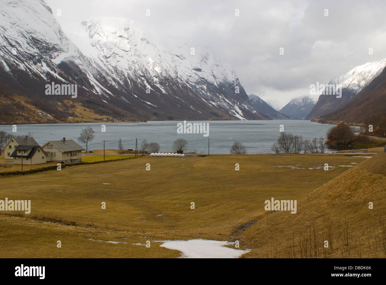 Abgelegenen Bauernhaus in einem Fjord an einem frostigen Tag in Mitte Frühling, Norwegen Stockfoto