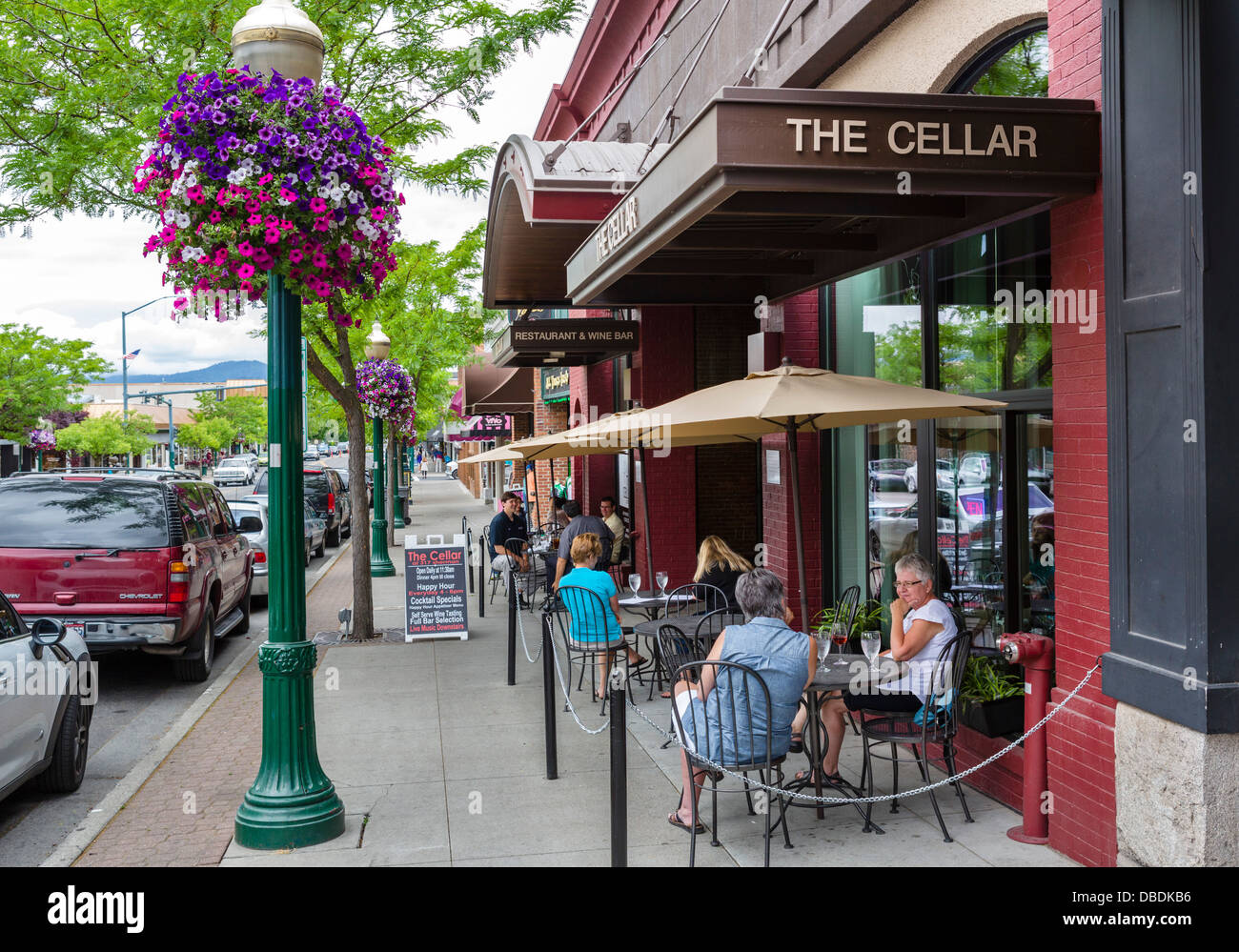 Café und Geschäfte an der Sherman Avenue in der Innenstadt von Coeur d ' Alene, Idaho, USA Stockfoto