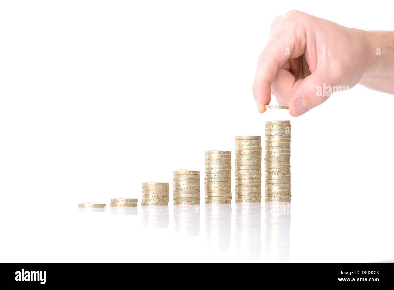 Hand legen mehr Geld zu Wachstumsdiagramm der Münzen isoliert auf weißem Hintergrund Stockfoto