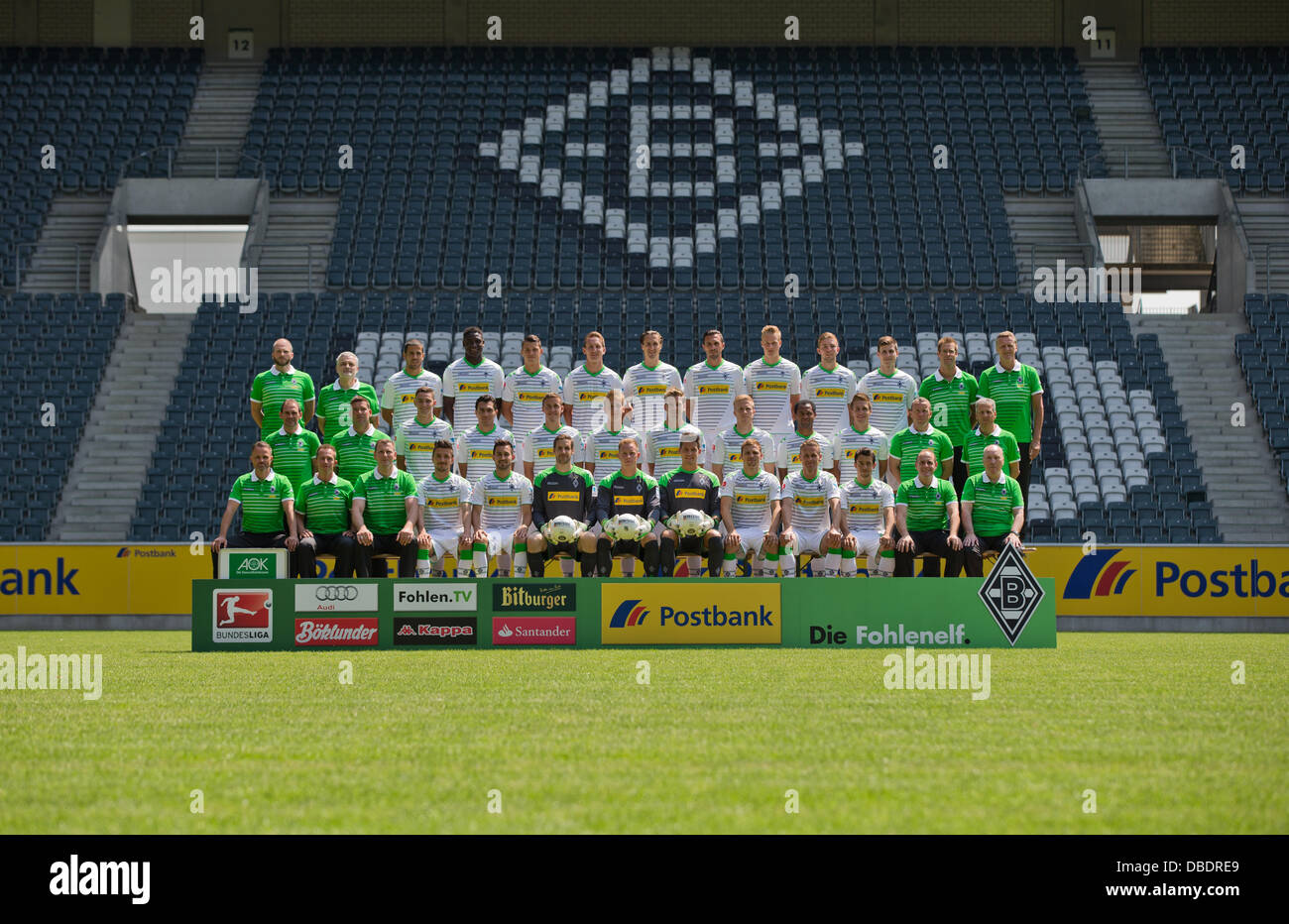 Offizielles Mannschaftsfoto des deutschen Bundesligisten Borussia  Mönchengladbach während der offiziellen Fototermin für die Saison 2013 / 14  am 9. Juli 2013 im Borussia-Park in Mönchengladbach (Nordrhein-Westfalen):  obere Zeile (l-R): Athletik-Trainer ...