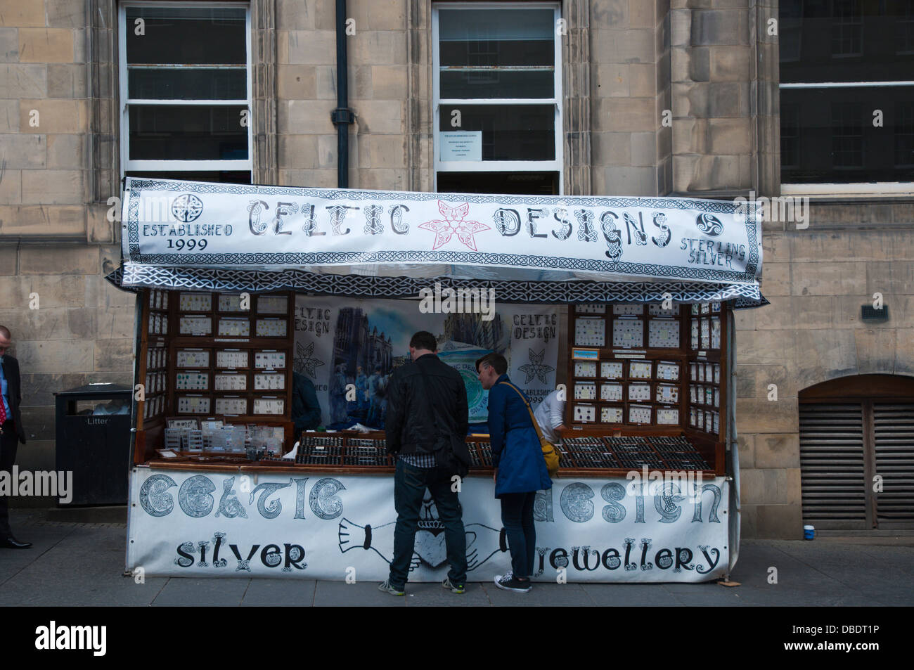 Stall, lokale Schmuck und andere lokal gestaltete Produkte Royal Mile Altstadt Edinburgh Schottland Großbritannien UK Europe Stockfoto