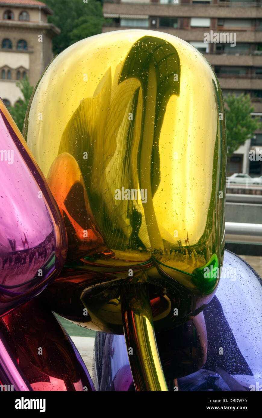 SPANIEN; VIZCAYA; BILBAO; GUGGENHEIM MUSEUM TERRASSE; REFLEXIONEN IN DER TULPE-BALLONS VON JEFF KOON Stockfoto
