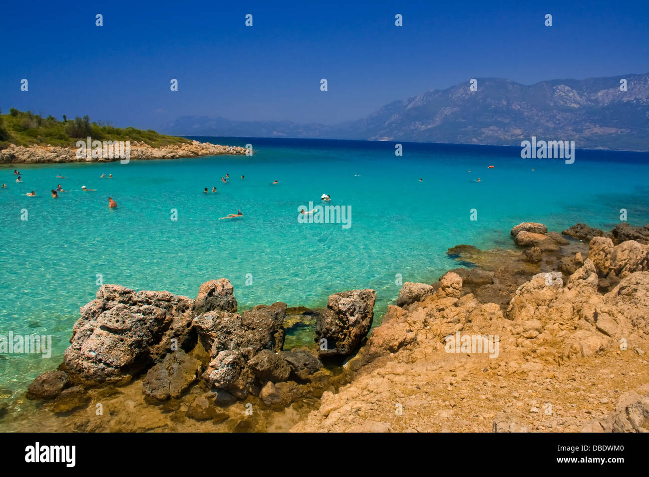 türkisblaue Meer mit Blick auf blauen Himmel und Berge Stockfoto