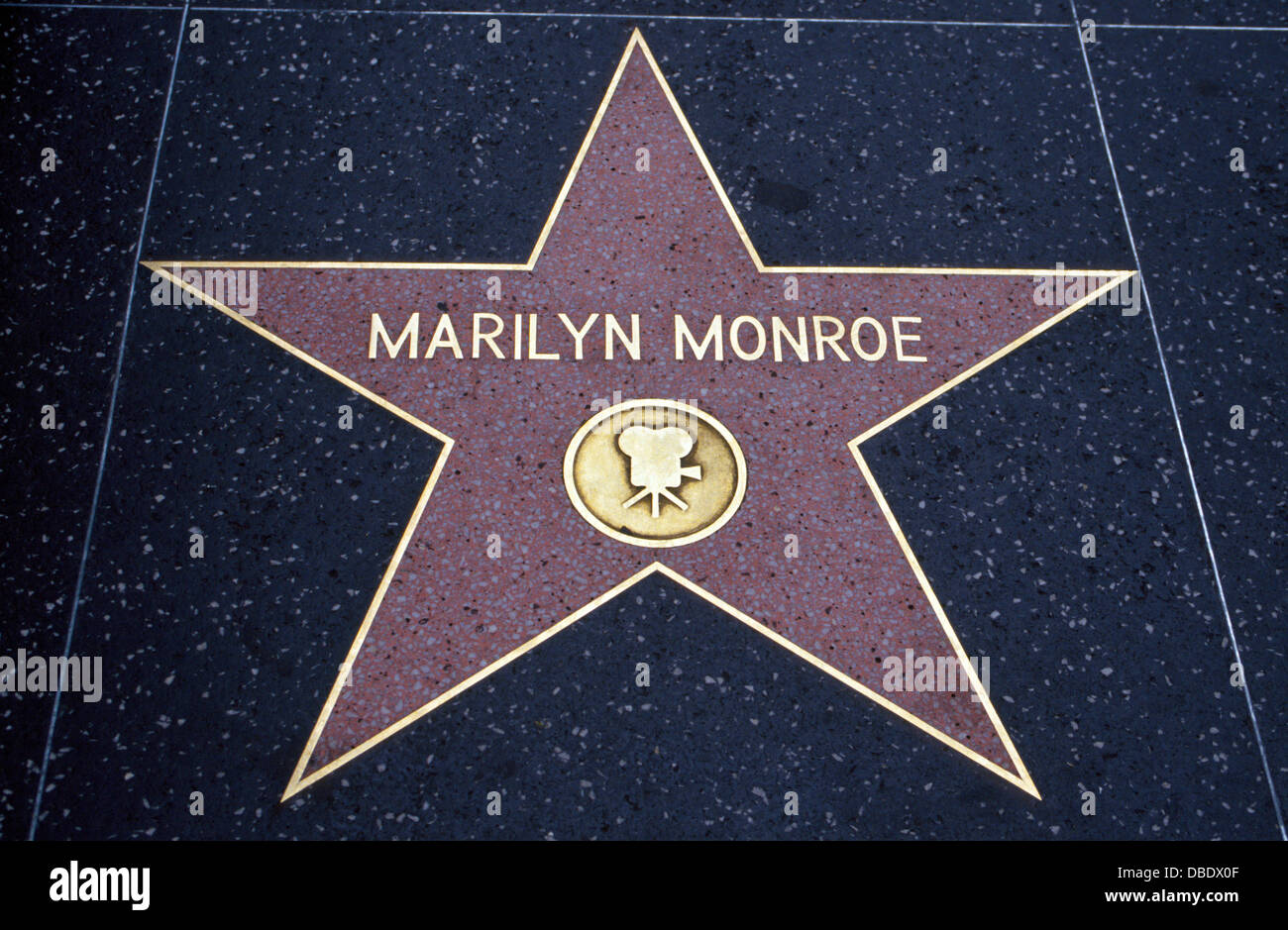 Filmstar Marilyn Monroe ist eine von mehr als 2.500 Prominenten, die mit einem Stern auf dem Hollywood Walk of Fame in Kalifornien, USA ausgezeichnet wurden. Stockfoto