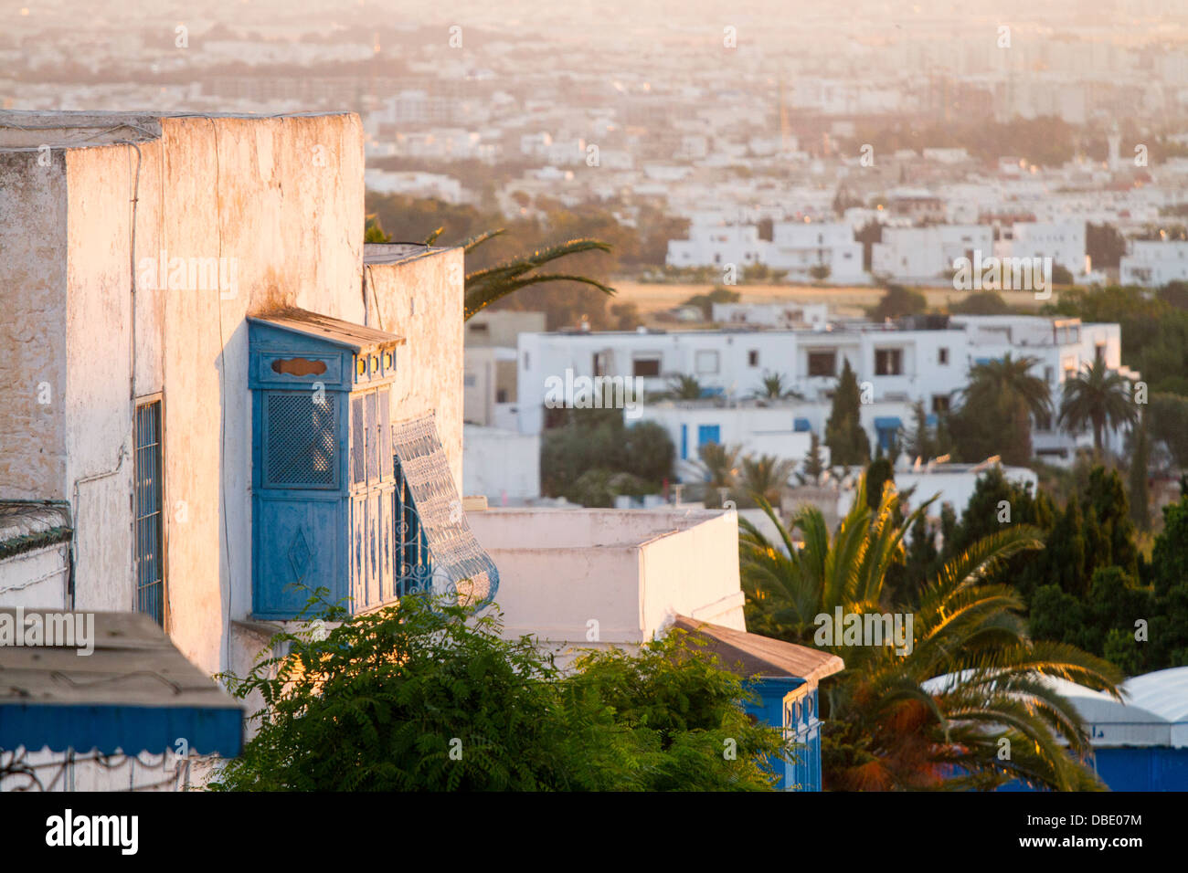 Sonnenuntergang in Sidi Bou Said mit Karthago und Tunis in den Rücken, Tunesien. Stockfoto