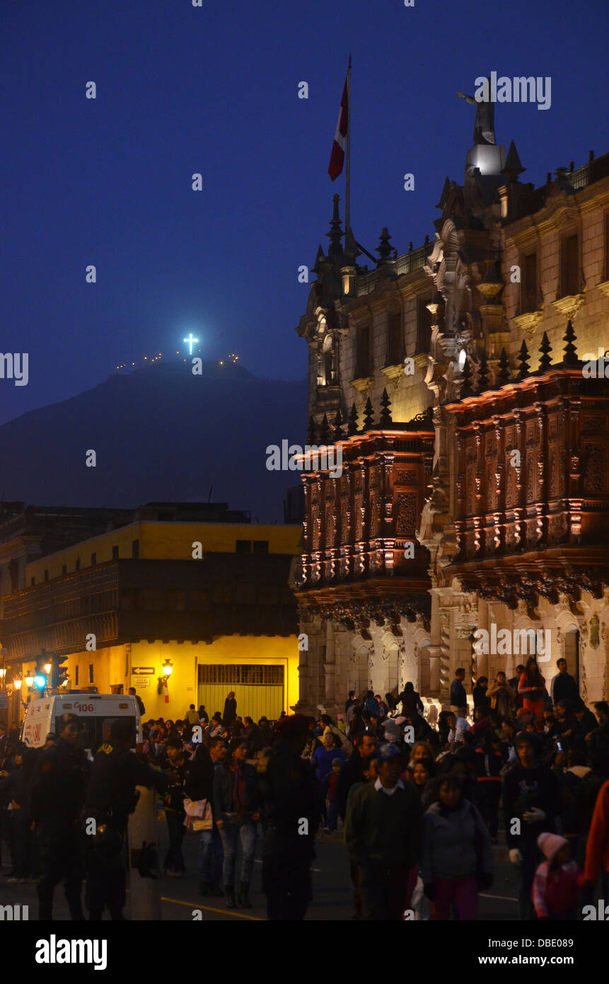 Ansicht von Cero San Cristobal von der Plaza de Armas (Plaza Mayor) in der Innenstadt von Lima, Peru Stockfoto