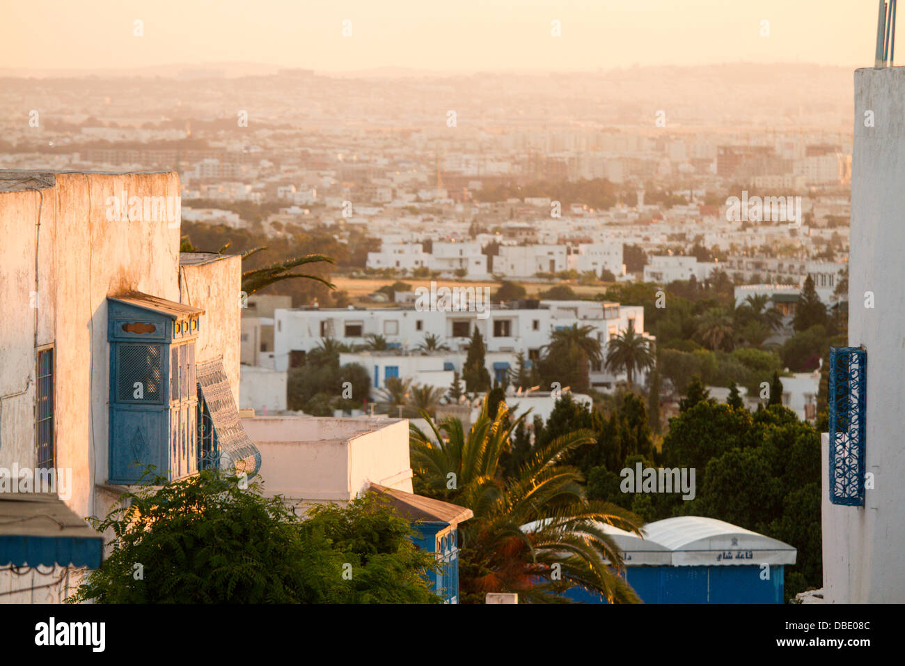 Sonnenuntergang in Sidi Bou Said mit Karthago und Tunis in den Rücken, Tunesien. Stockfoto