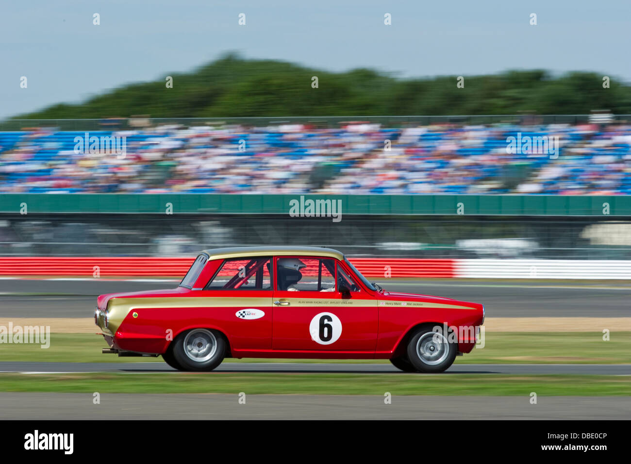 Henry Mann & Anthony Reid in einem Ford Lotus Cortina im 2013 Silverstone Classic unter 2 Liter Tourenwagen Rennen Stockfoto