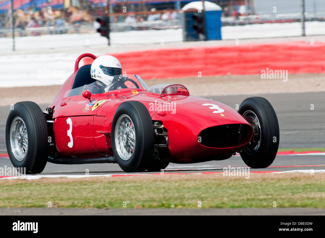 Tony SMITH in einem Ferrari 246 Dino während der 2013 Silverstone Classic Froilan Gonzalez Trophy für HGPCA Pre 61 Grand-Prix-Wagen Stockfoto