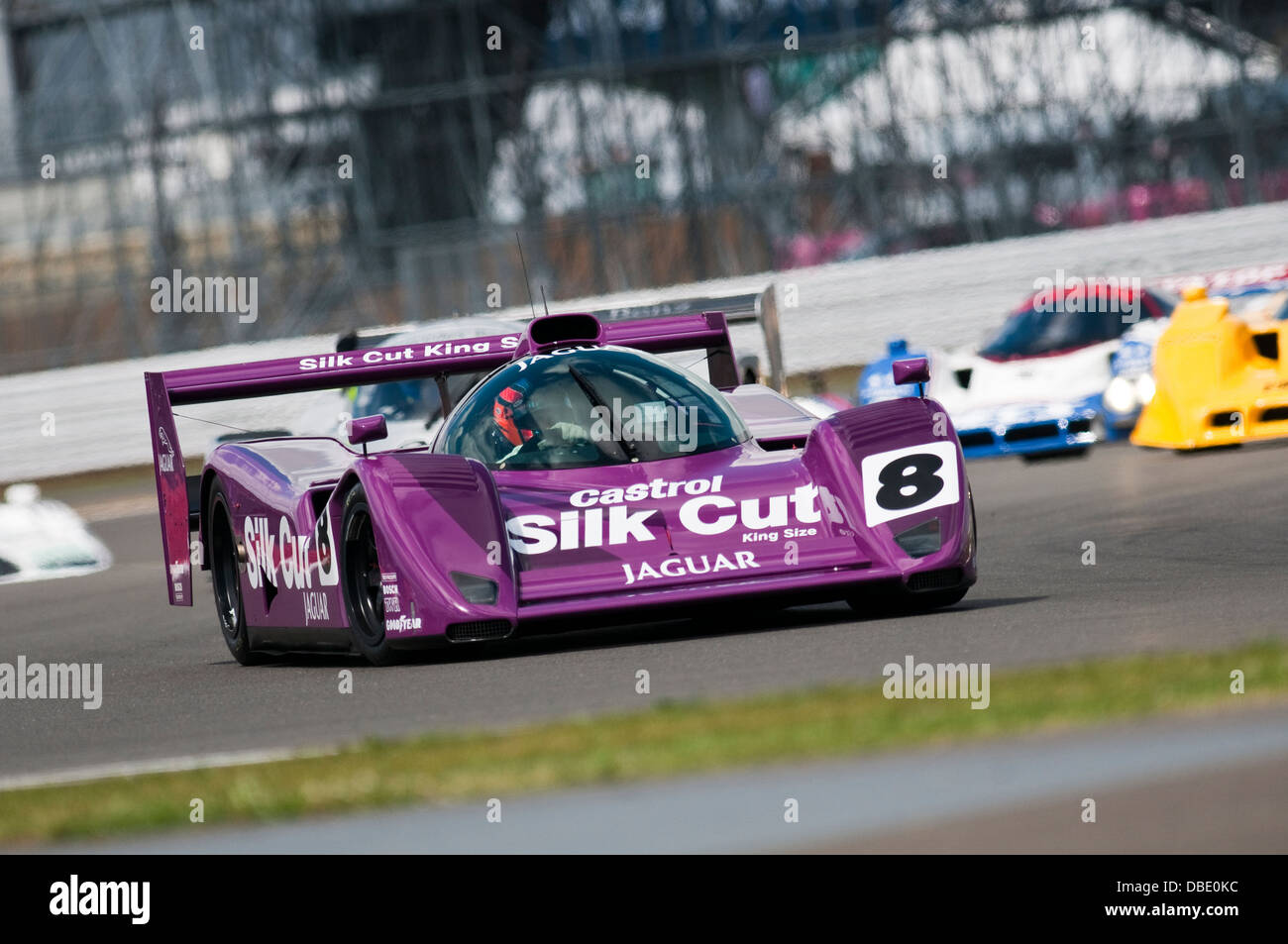 Nicolas Minassian Silk Cut Jaguar XJR14 in der Gruppe C Langstrecken-Rennen in Silverstone Classic 2013 fahren, finishing 1st Stockfoto